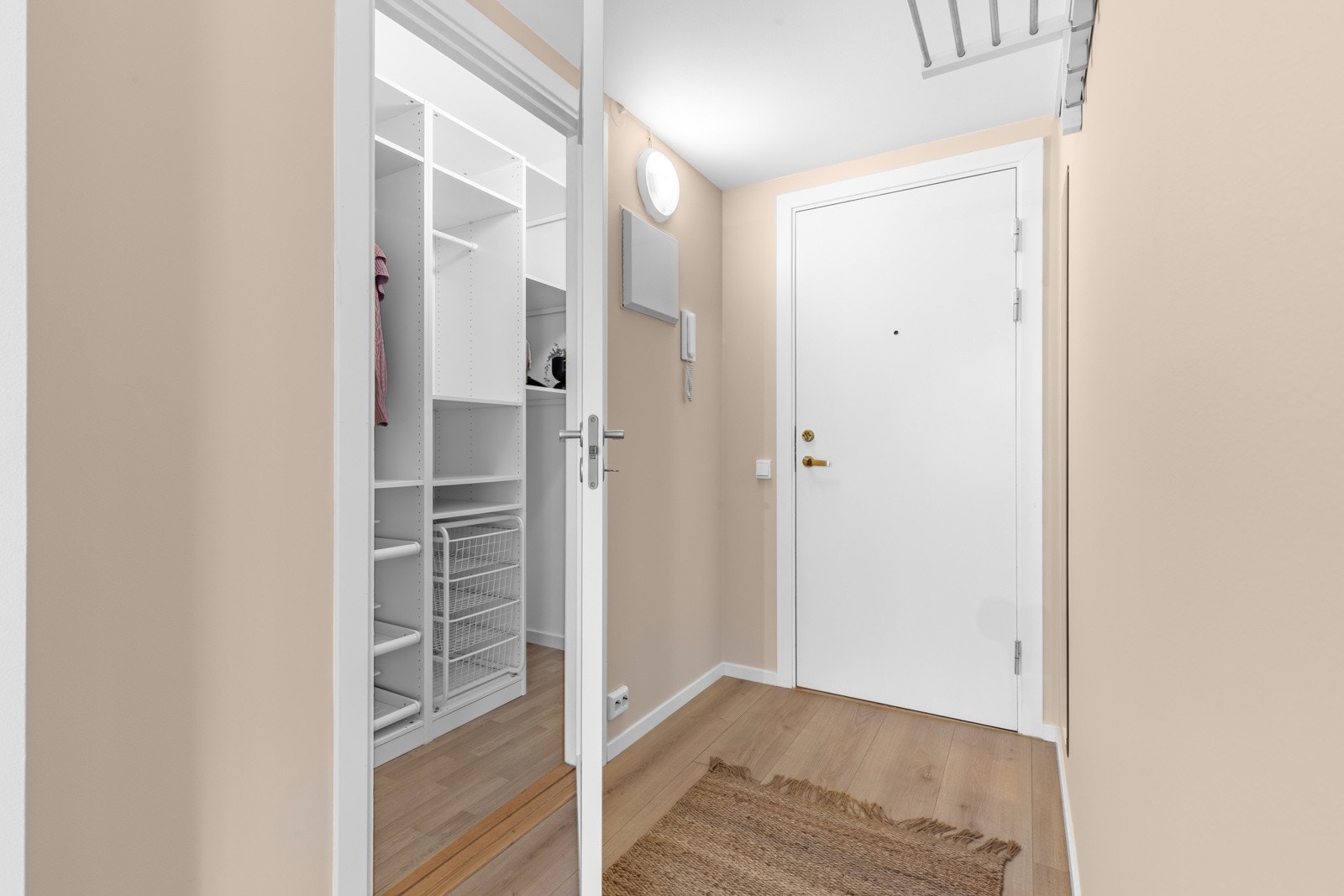 Når du kommer inn i boligen, er det første du møter en lys og innbydende entré. Galleribilde