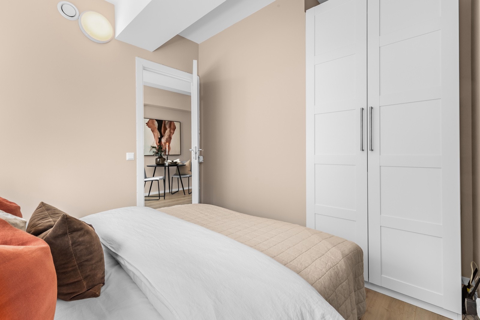 Her er det plass til dobbeltseng, nattbord på hver side og et garderobeskap. Galleribilde