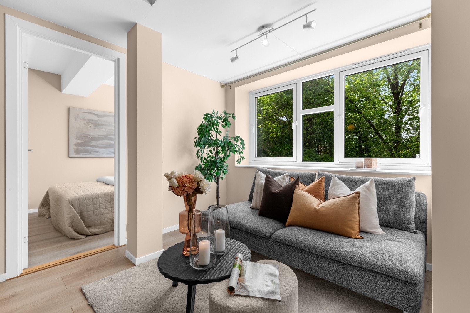 Du har en naturlig plass til både sofagruppe, spisebord og TV med tilhørende møblement. Galleribilde