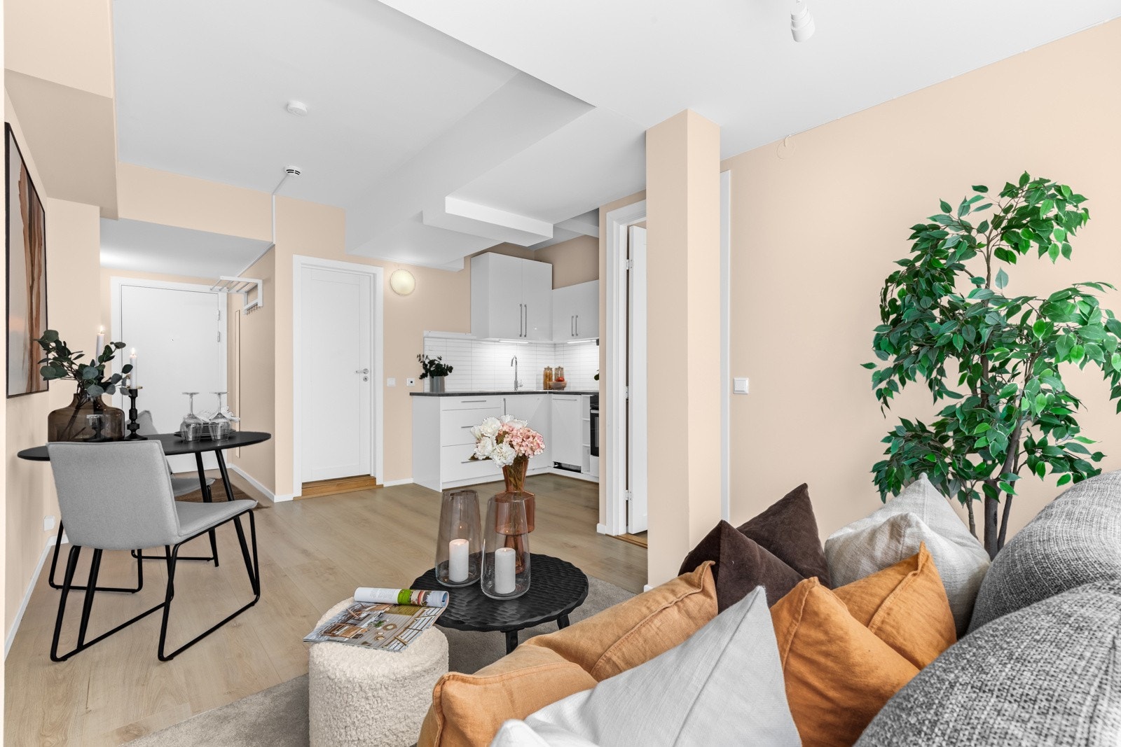 Veggene er nymalt (mai 2025) i et tidløst fargevalg og gulvet er belagt med laminat. Galleribilde