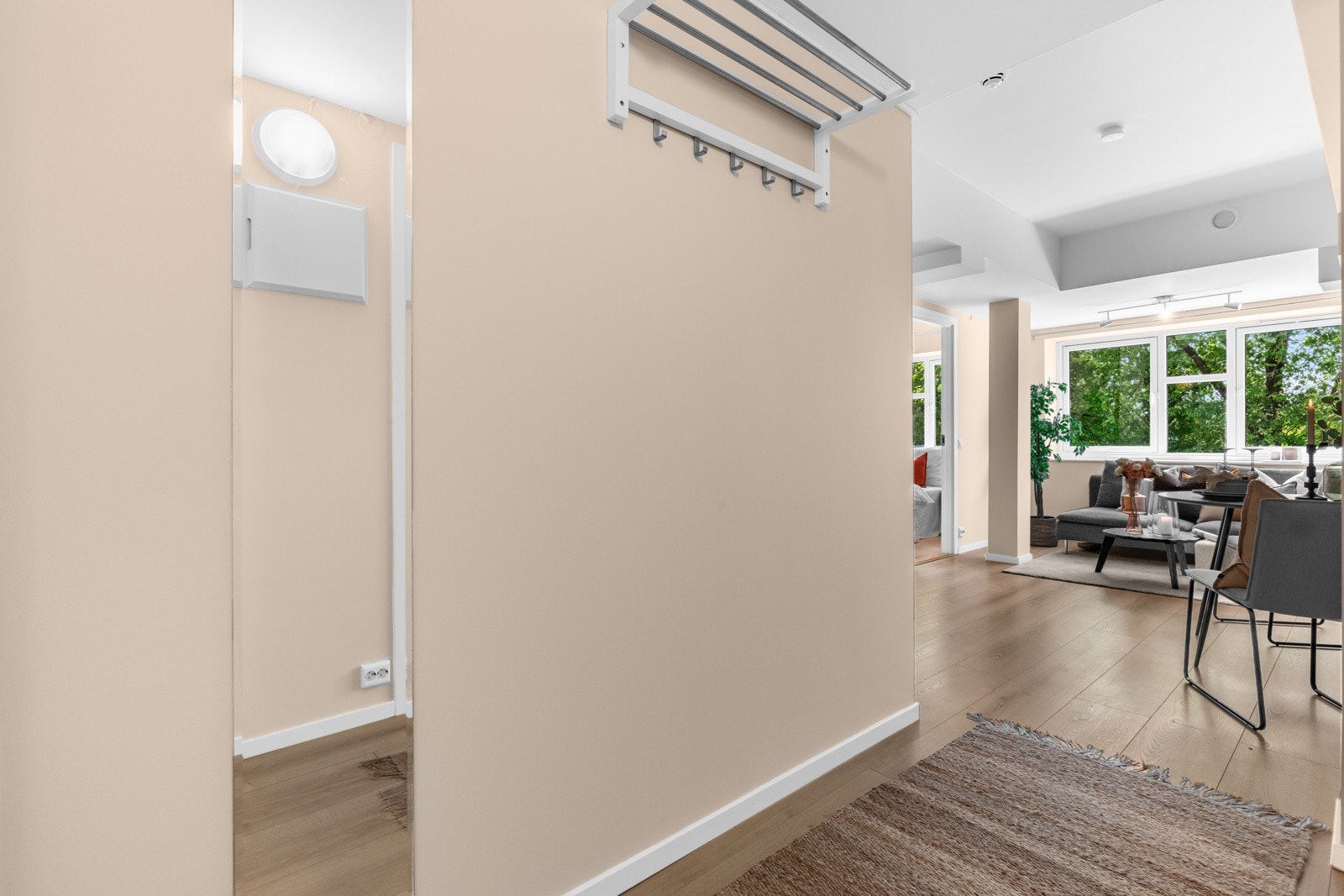 Du har naturlig plass til å henge av deg yttertøy og sette fra deg sko. Galleribilde