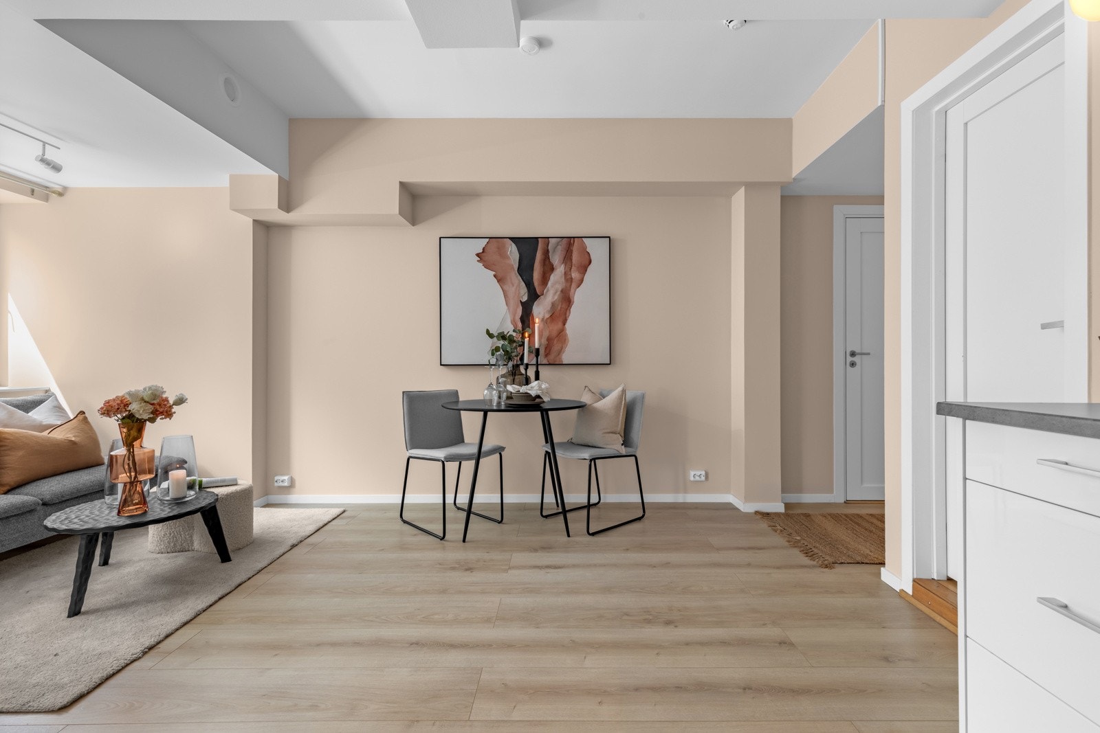 God plass til en hyggelig spisebord. Galleribilde