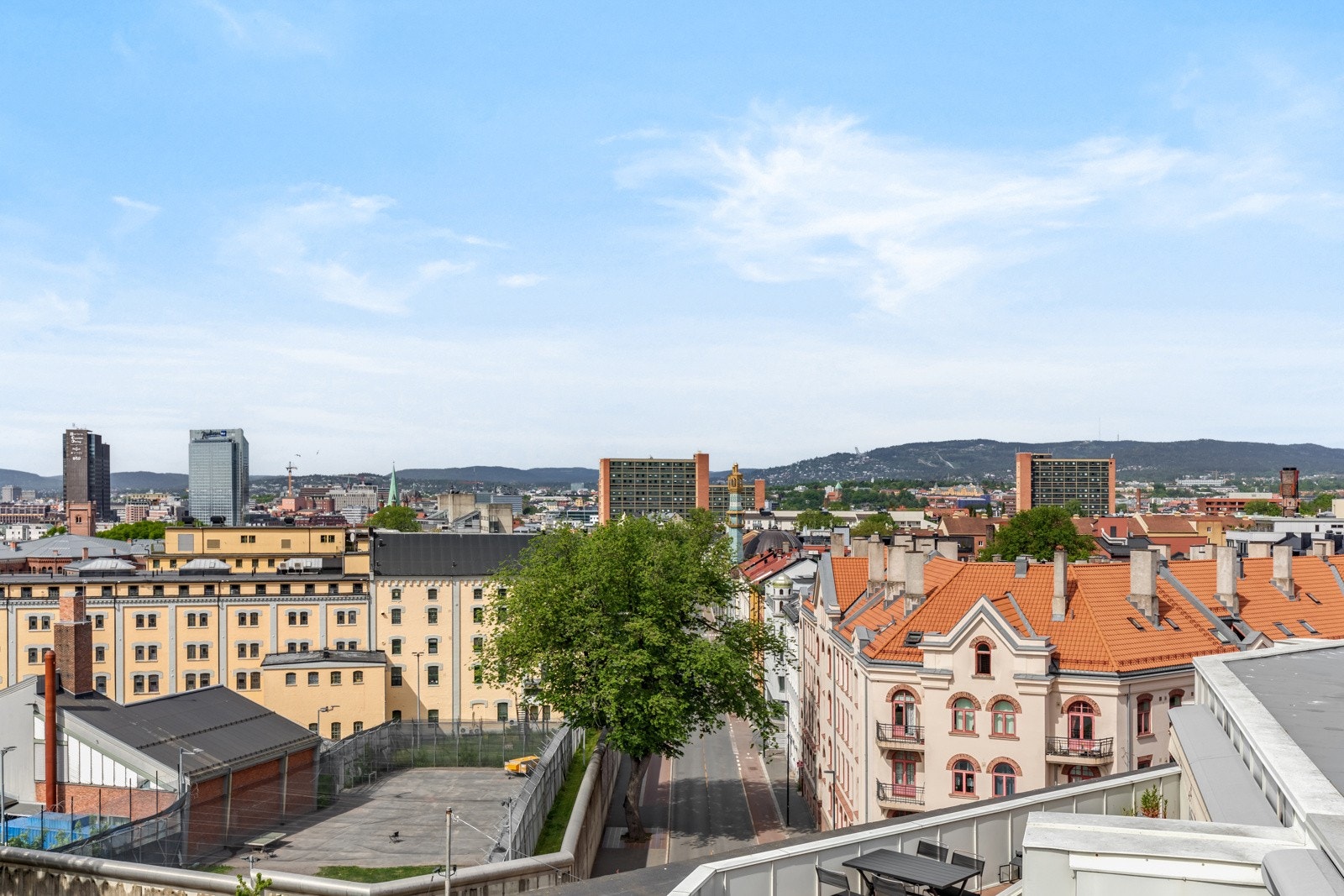 Fra takterrassen er det flott utsikt mot byen! Galleribilde