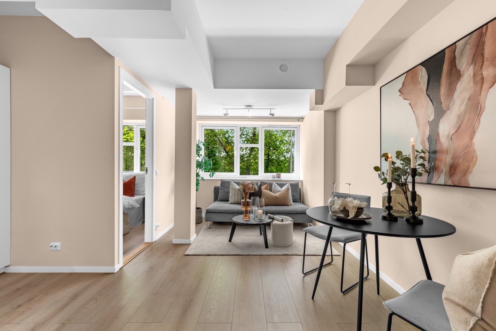 Lys og stilren stue med store vindusflater som slipper inn rikelig med naturlig lys i boligen. Galleribilde