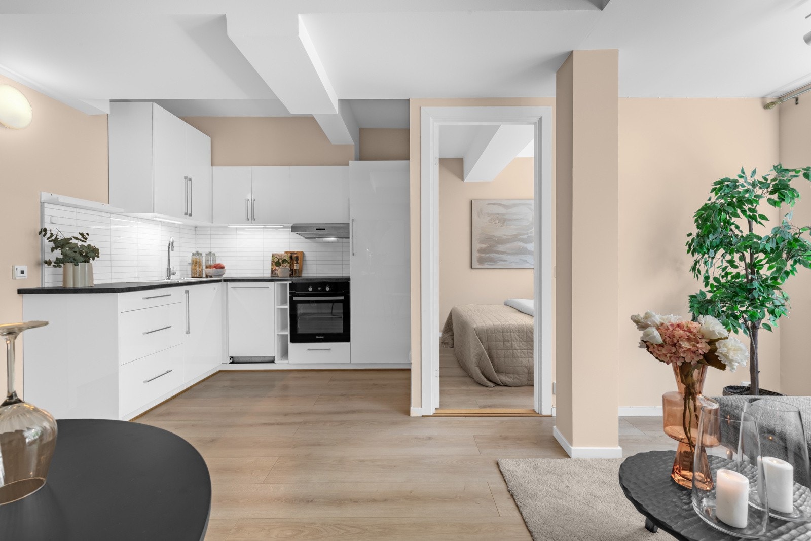 Innredningen har glatte fronter i hvit-utførelse og benkeplate av laminat. Galleribilde