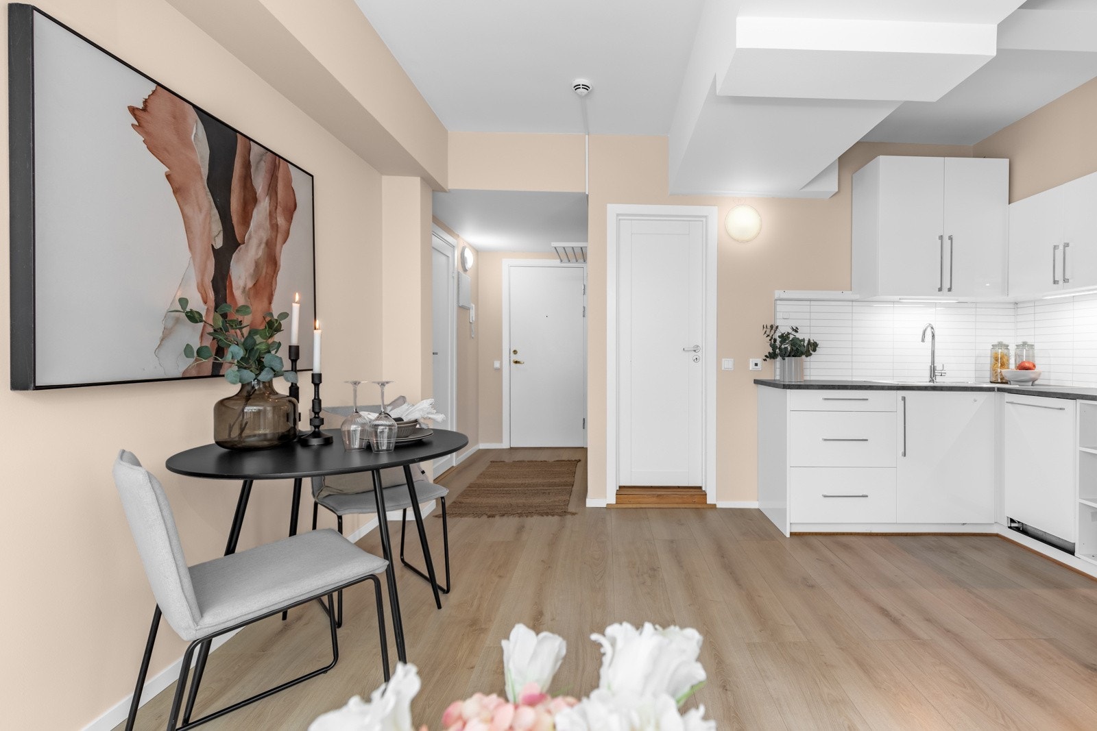 Leiligheten har en sosial planløsning med åpen stue-/kjøkkenløsning. Galleribilde