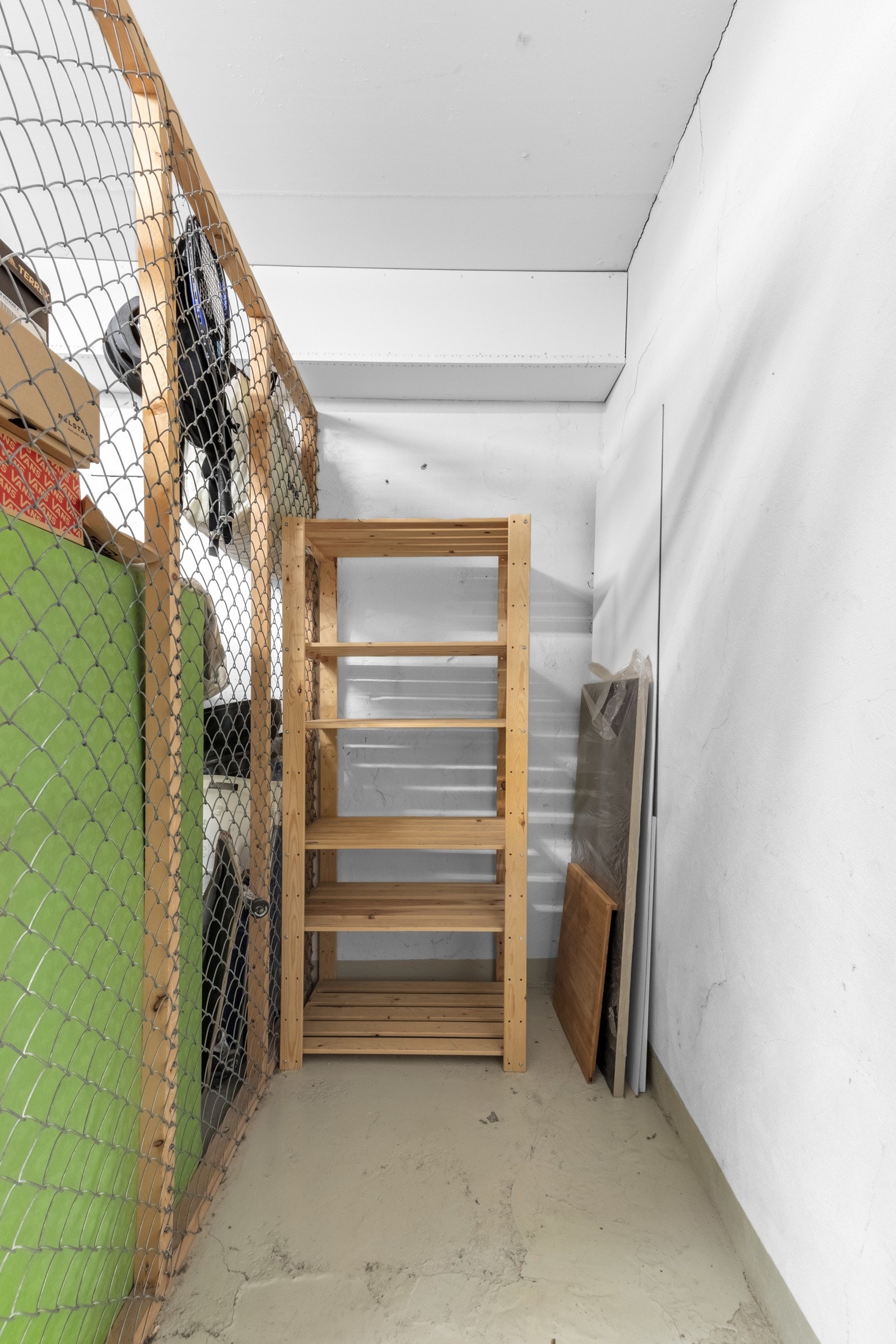 For ekstra oppbevaringsplass disponerer boligen en bod på 3 kvm, plassert rett over gangen. Galleribilde