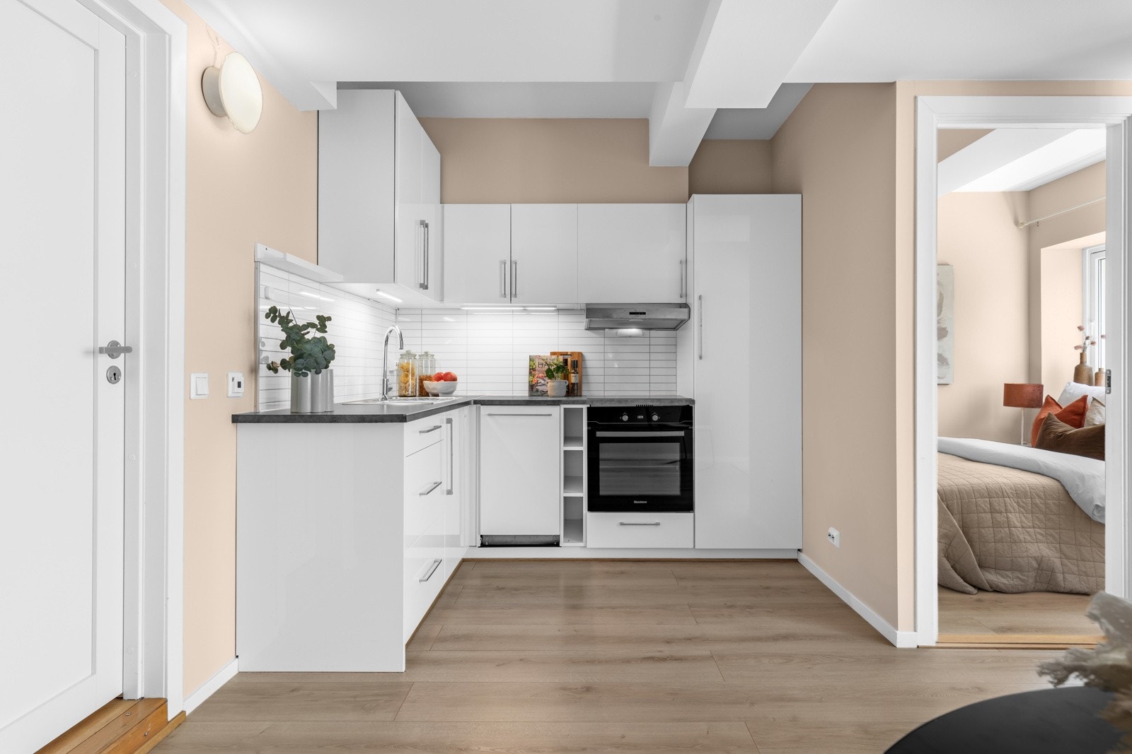 De integrerte hvitevarene som stekeovn, kermaisk platetopp, oppvaskmaskin (2022) og delvis integrert kjøleskap med fryserdel medfølger handelen. Galleribilde