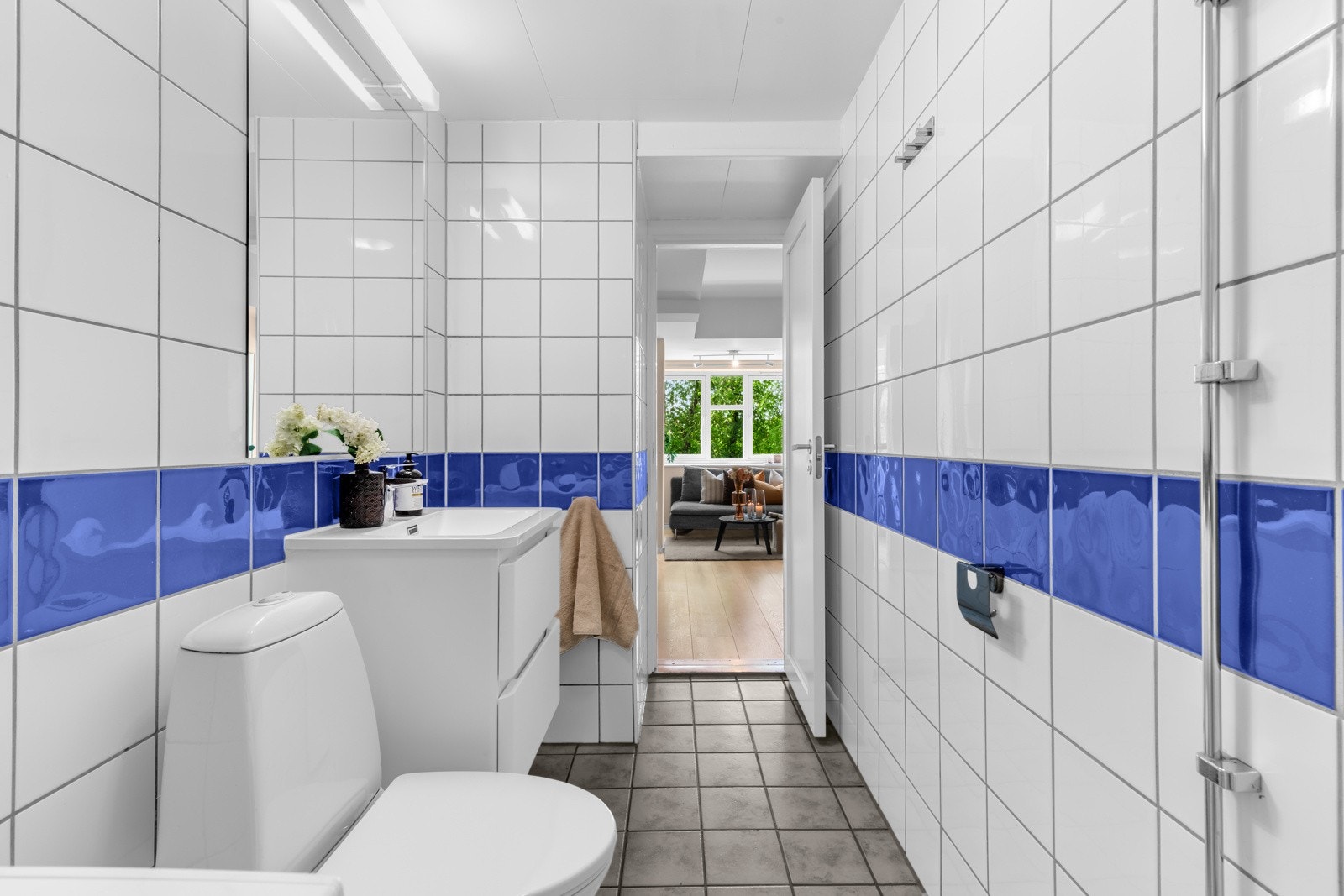 Videre medfølger vaskemaskinen, så her har du alt du trenger på baderommet! Galleribilde