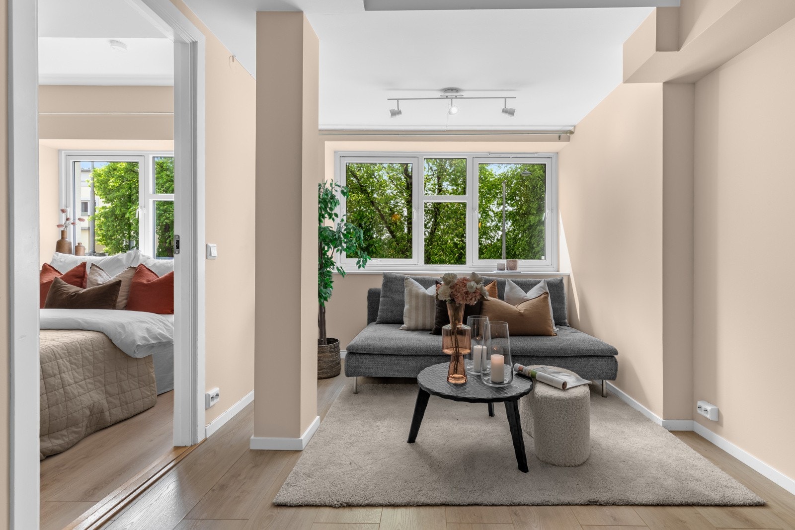 Dette sammen med den praktiske planløsningen og den gode takhøyden på opptil 2,62 meter, sørger for en luftig atmosfære. Galleribilde