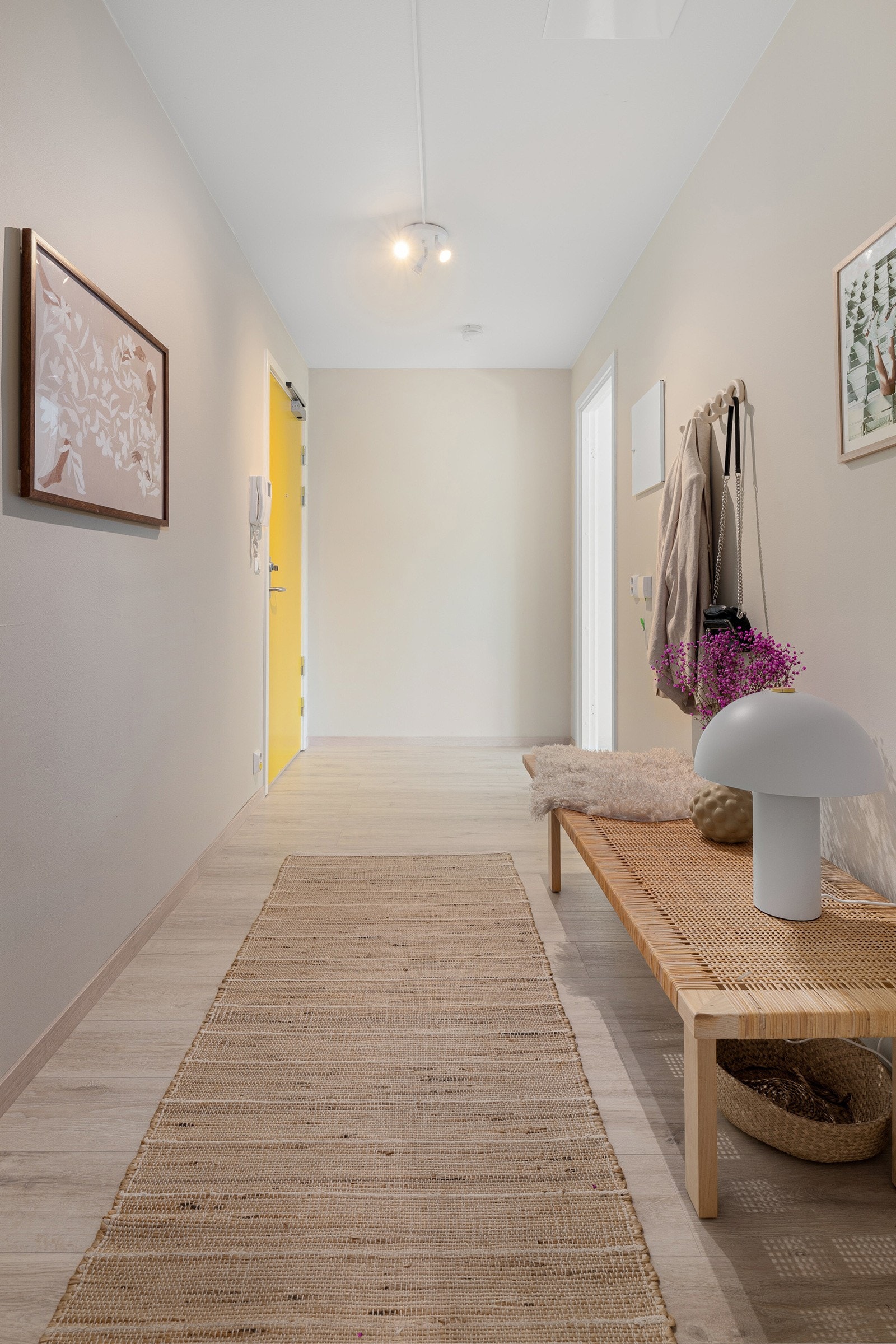 Romslig og praktisk entré med god plass til oppbevaring og naturlig velkomstfølelse. Galleribilde