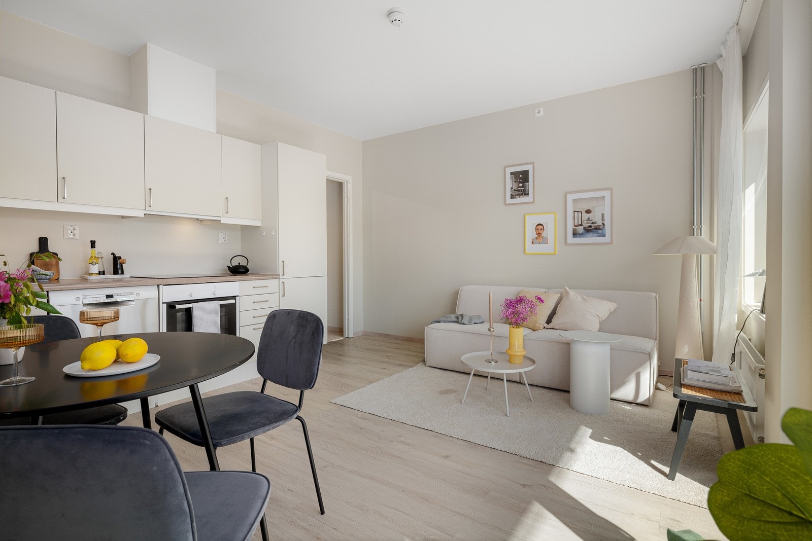 Det er god plass til spisebord med tilhørende stoler. Perfekt for både hverdagsmiddager og hyggelige sammenkomster. Galleribilde