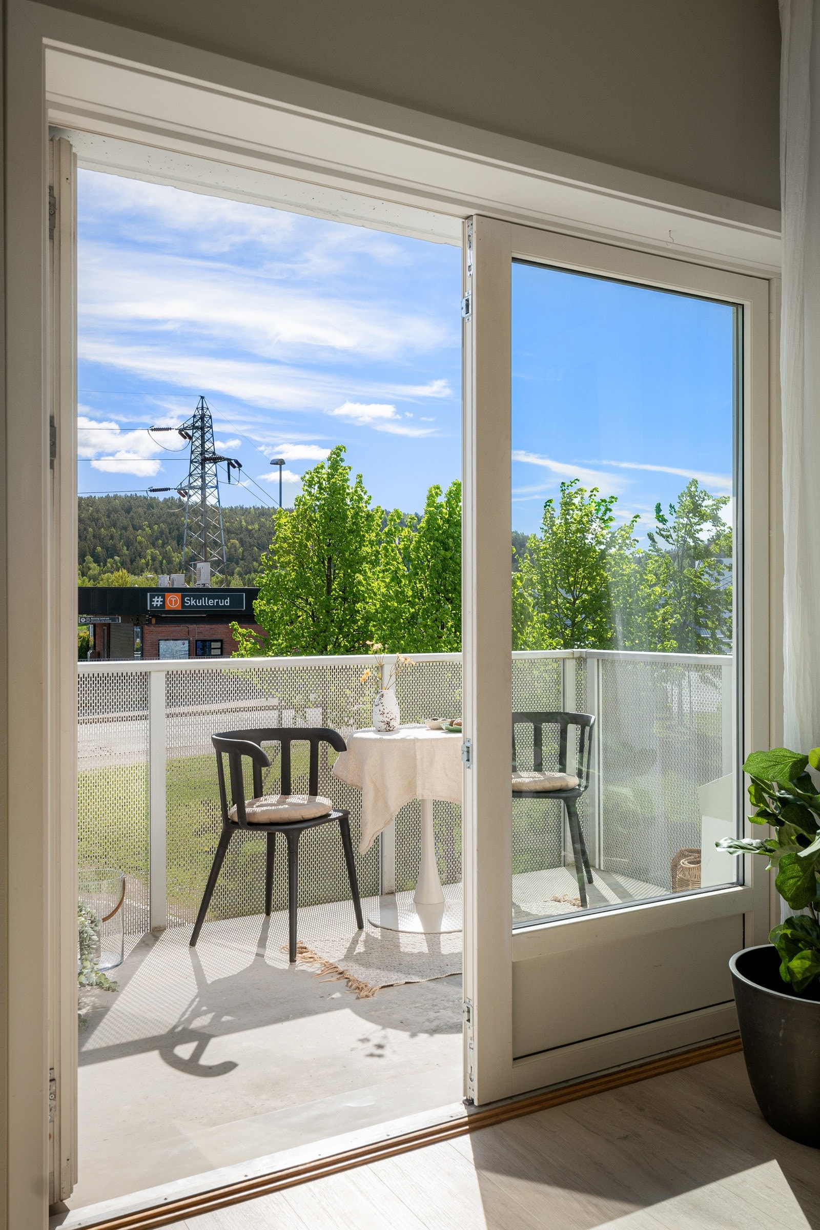 Solrik balkong med plass til utemøbler. Galleribilde