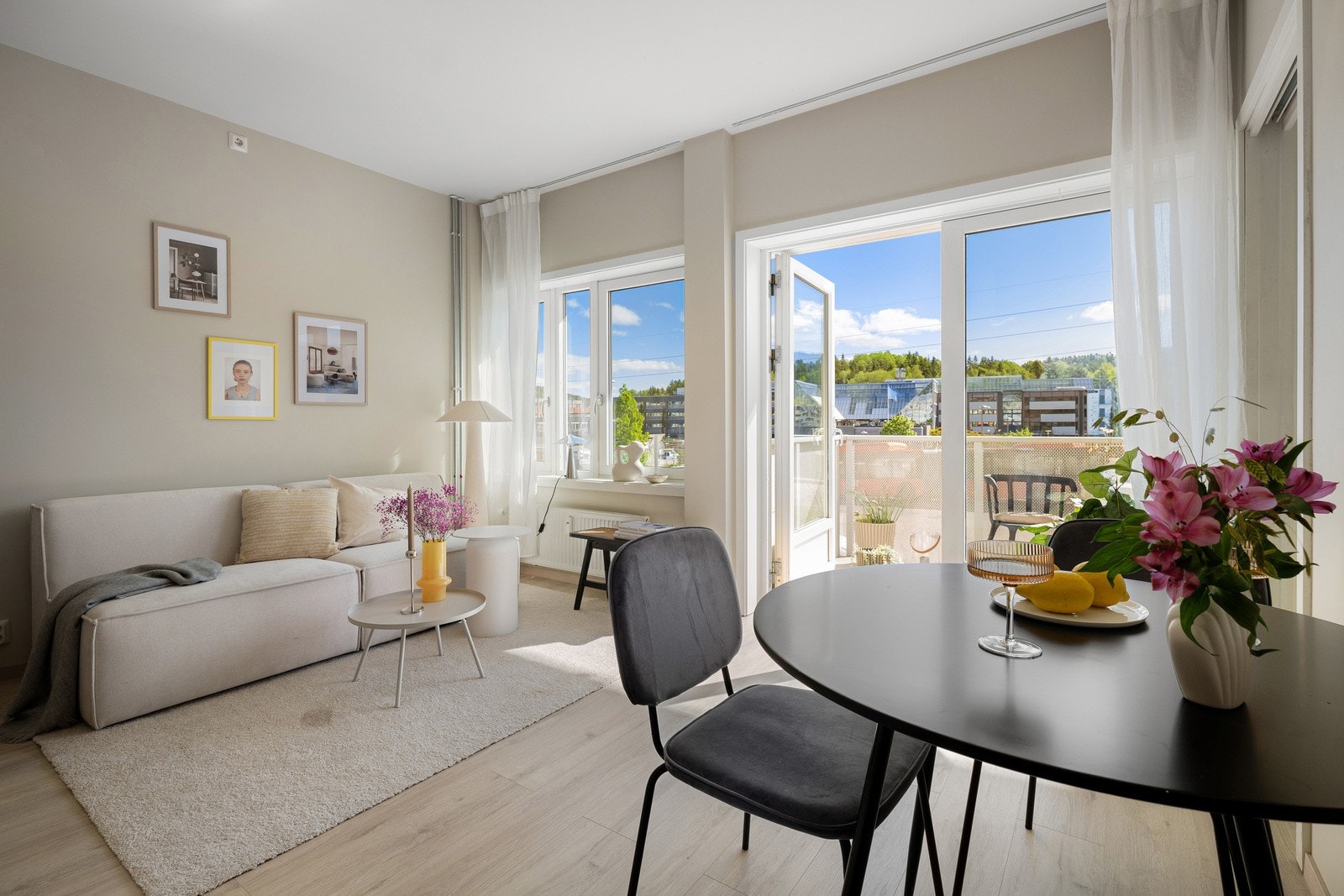 Lekkert oppgradert i 2025. Alle vegger er sparklet og nymalt, nytt gulv er lagt, og lister og terskler er byttet ut. Galleribilde