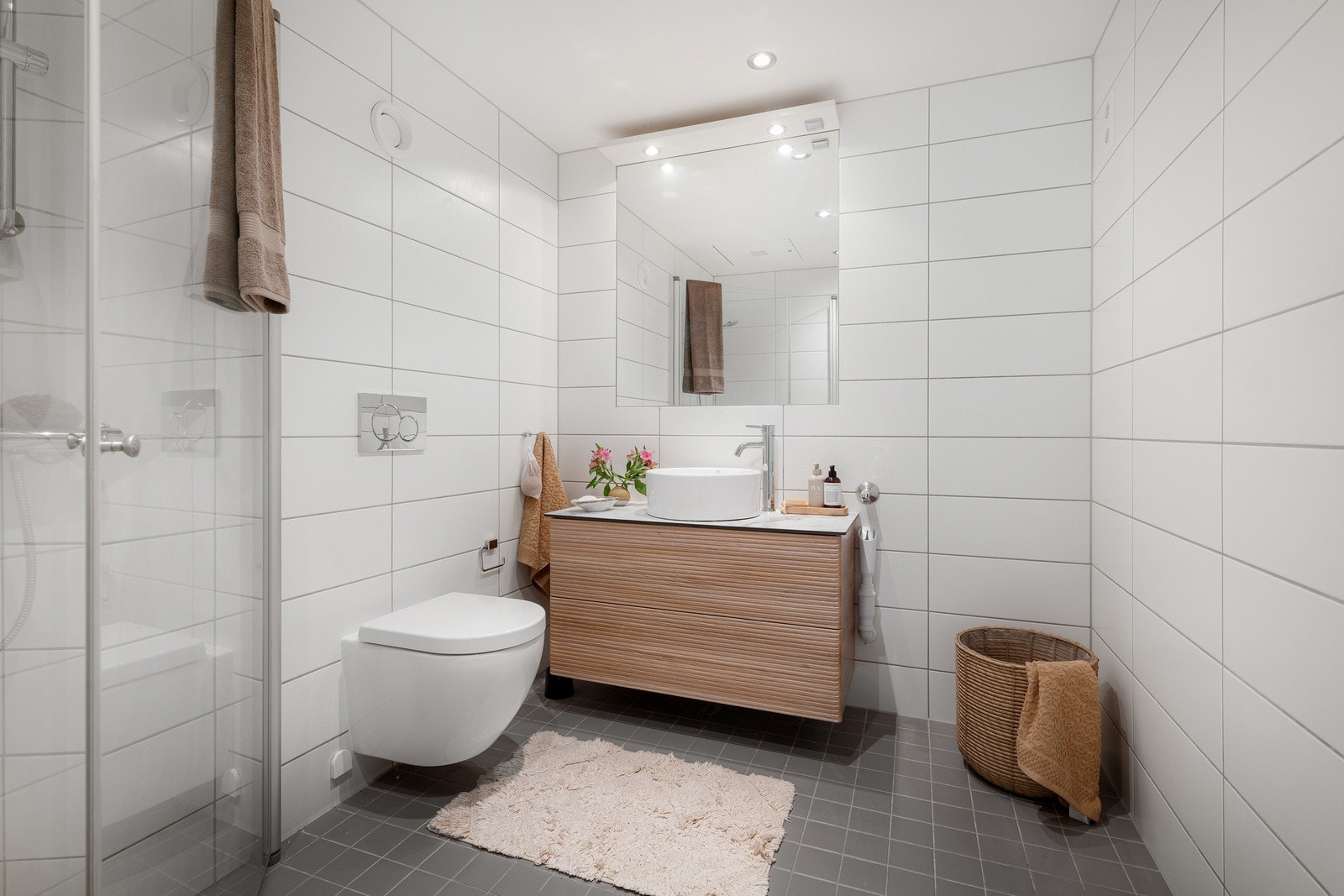 Lekkert og romslig baderom. Ny innredning i 2025 (unntatt dusjvegger). Galleribilde