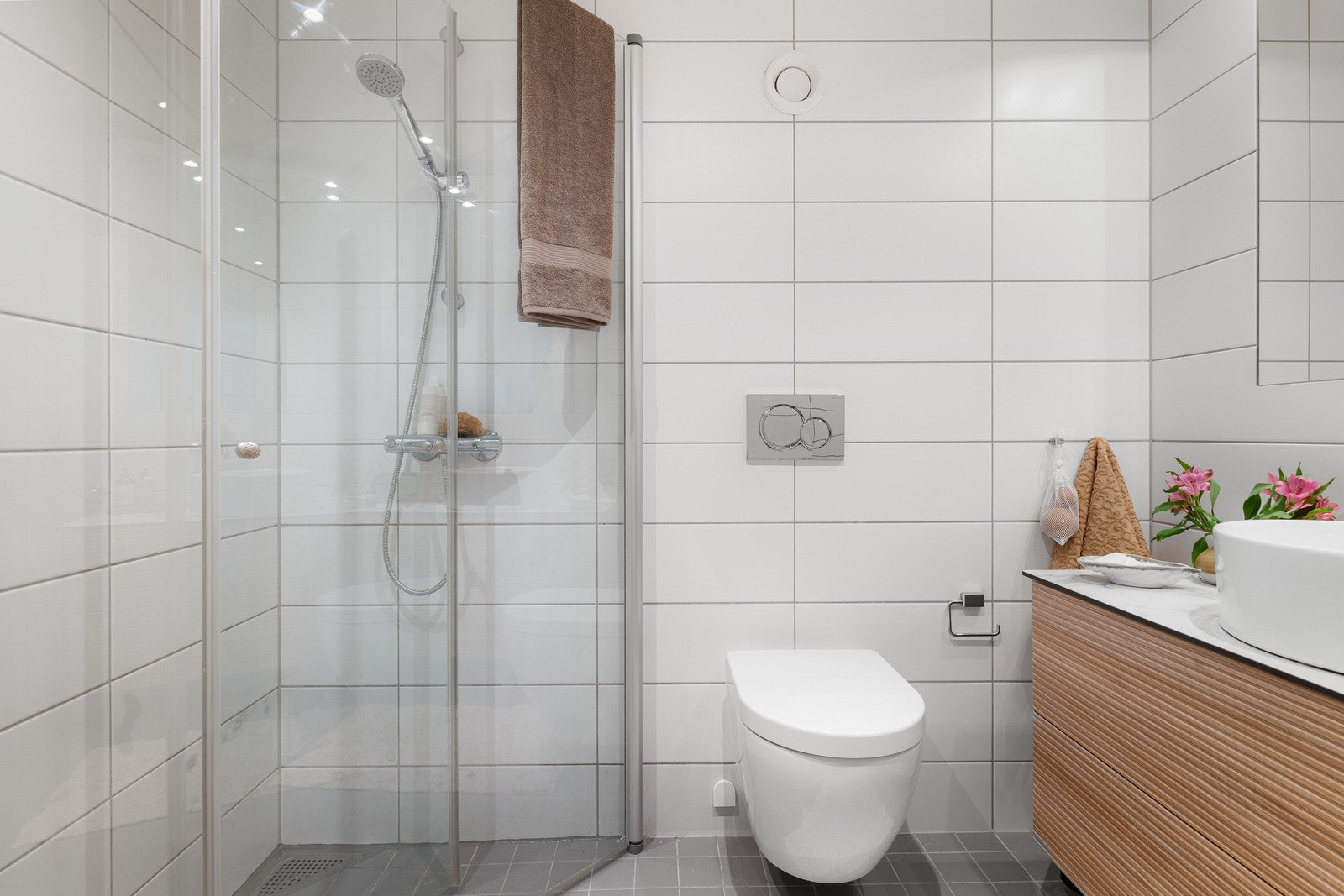 Lekkert flislagt bad med behagelig vannbåren gulvvarme. Galleribilde