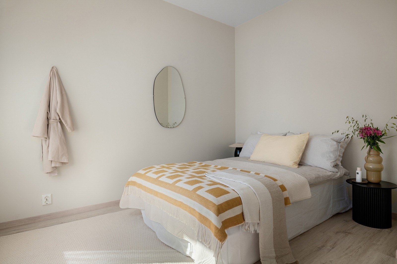 Romslig soverom. Galleribilde