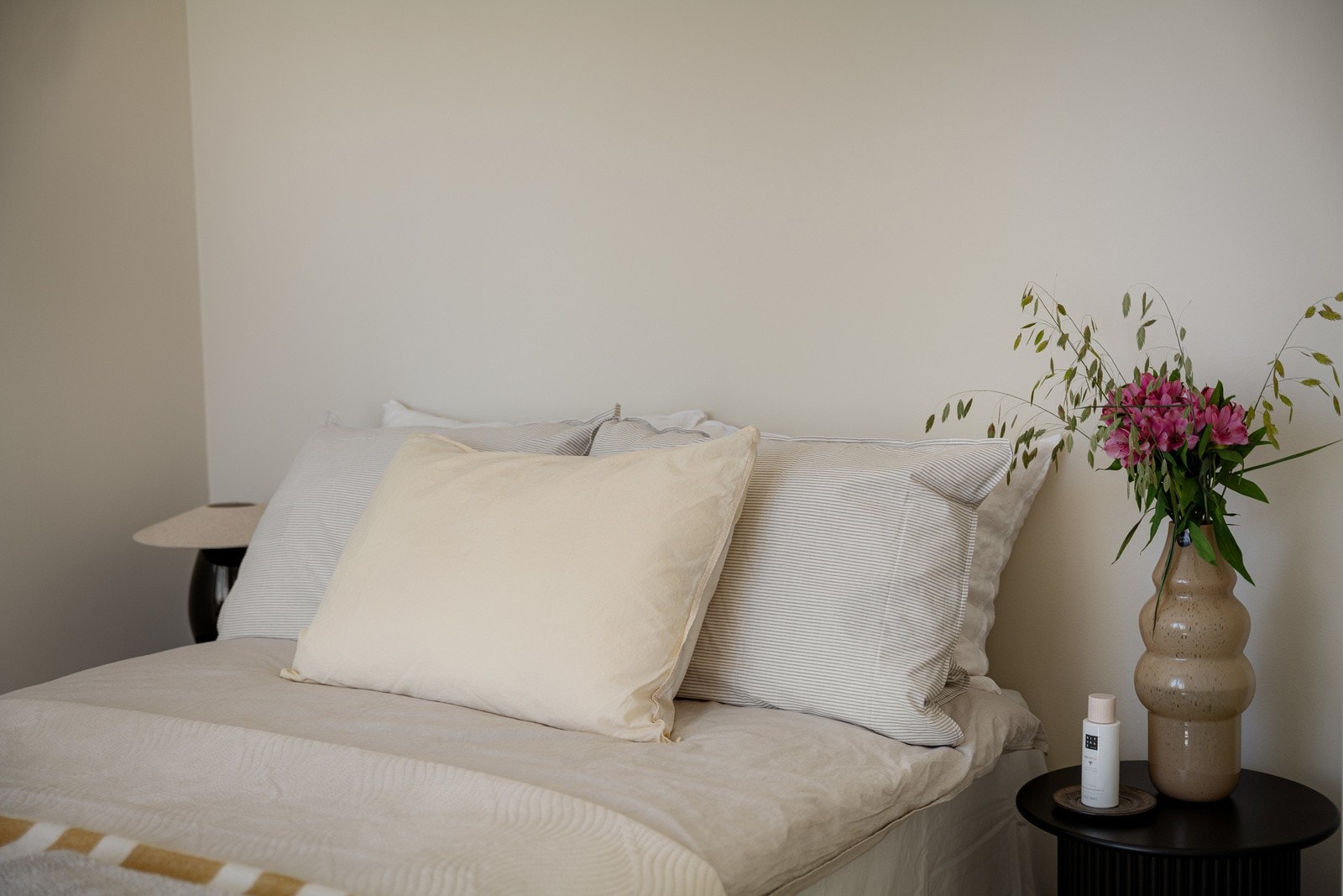 Soverommet er romslig med god plass til dobbeltseng, nattbord og garderobeløsning. Galleribilde