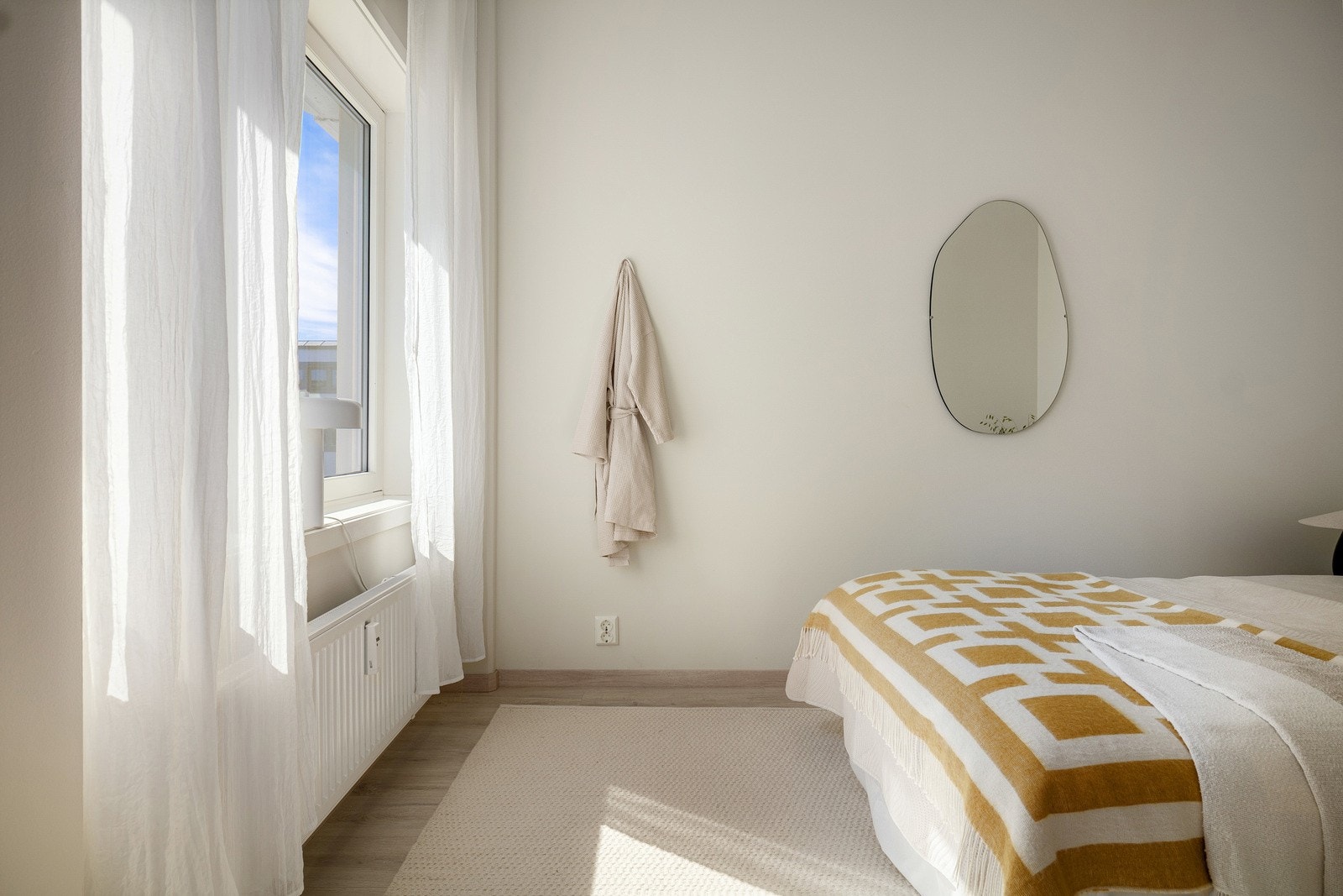 Et behagelig og stille soverom med fine lysforhold. Galleribilde