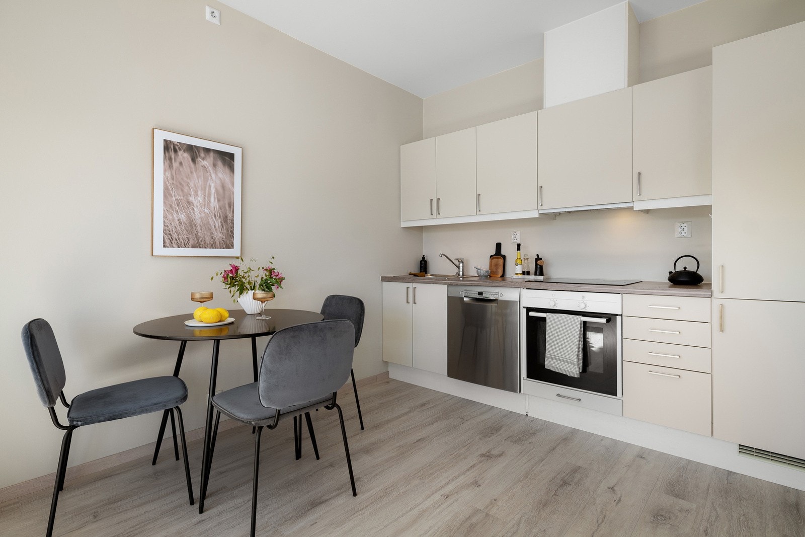 Stilrent kjøkken med glatte fronter og laminert benkeplate med dobbel stålkum. Alt du trenger av integrerte hvitevarer, inkludert oppvaskmaskin. Galleribilde