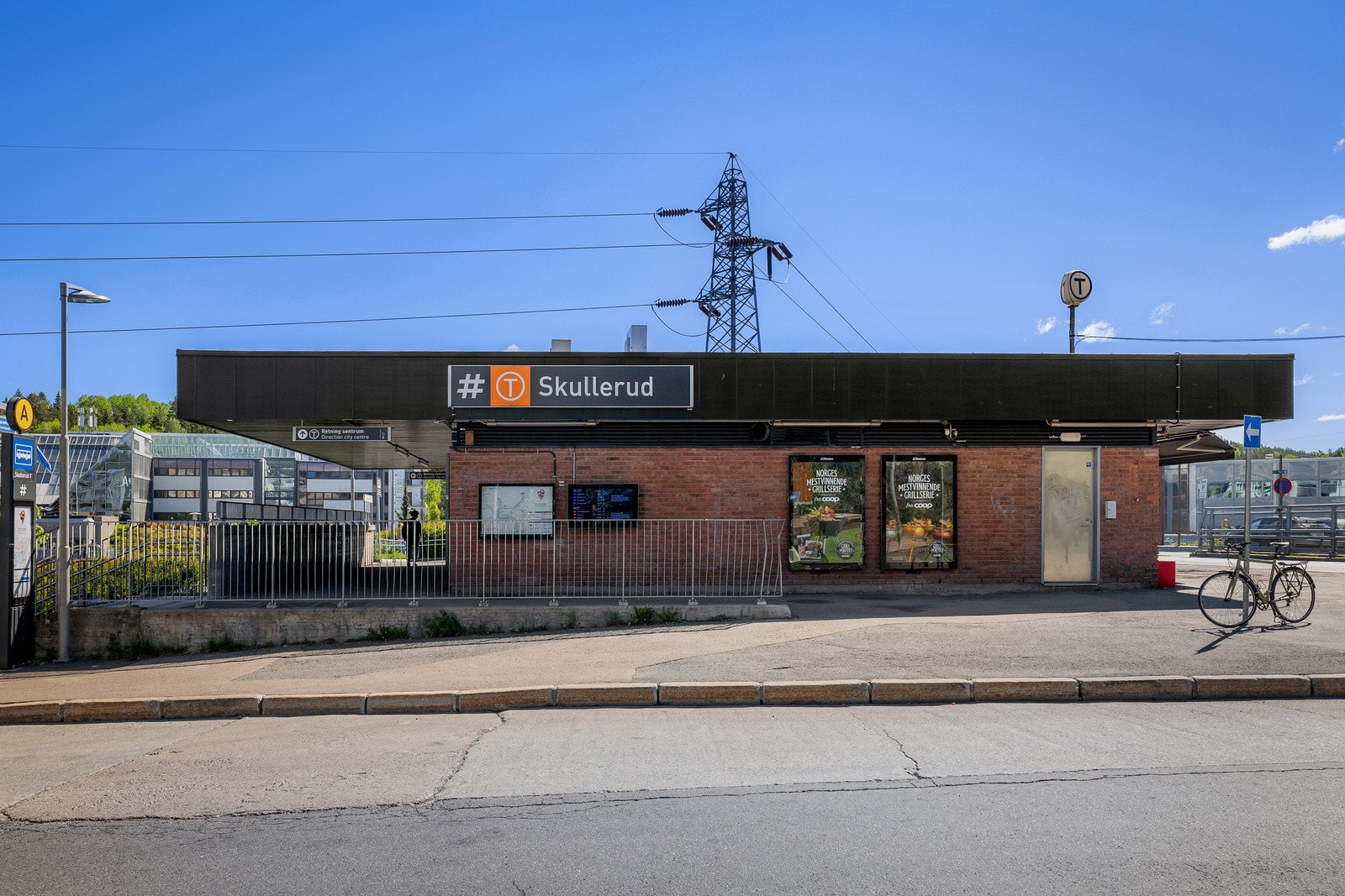 T-banen på Skullerud (linje 3) ligger kun ett minutt unna. Rask og enkel forbindelse til sentrum og resten av byen. Galleribilde