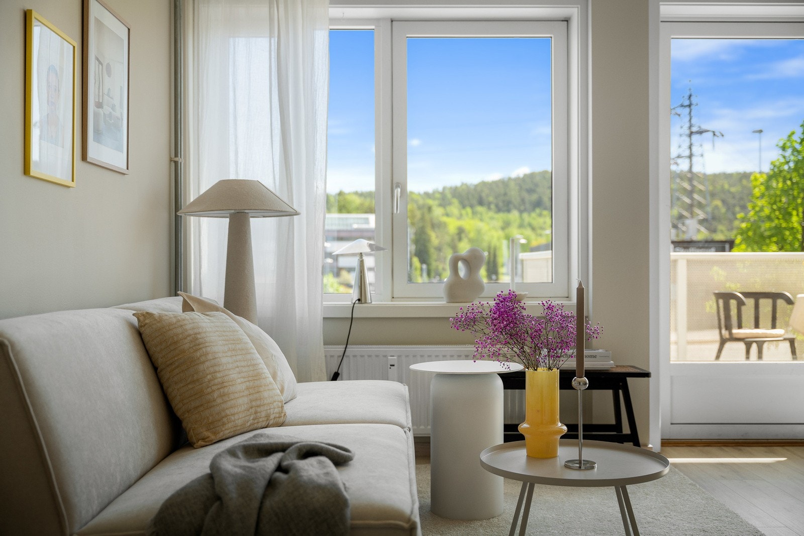 Store vinduer og balkongdør slipper inn rikelig med naturlig lys. Galleribilde