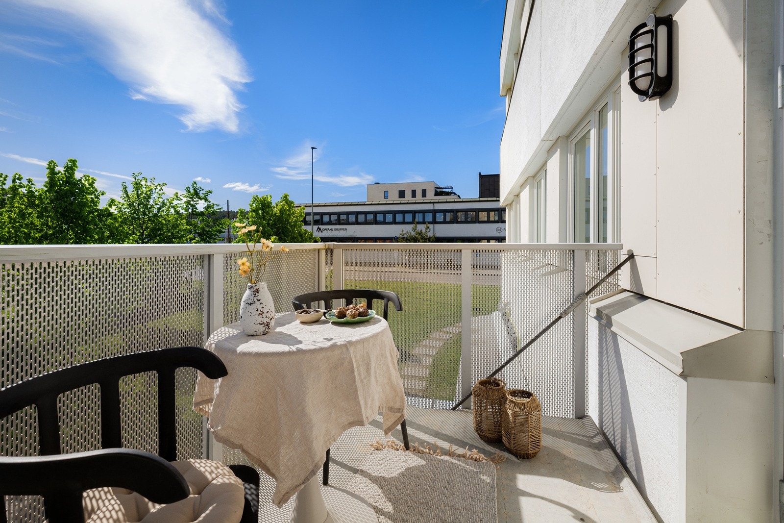 Herlig, solrik balkong. Galleribilde