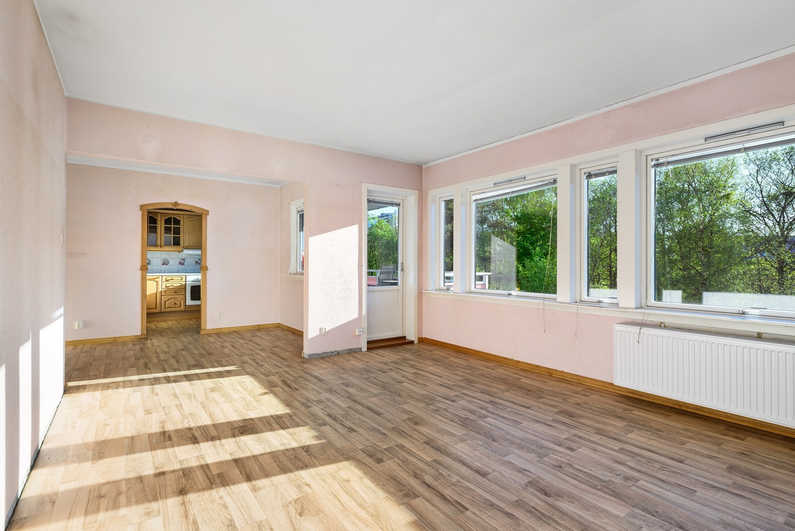 Fra stuen er det utgang til den solrike altanen. Radiatorovn for varme montert på vegg. Galleribilde