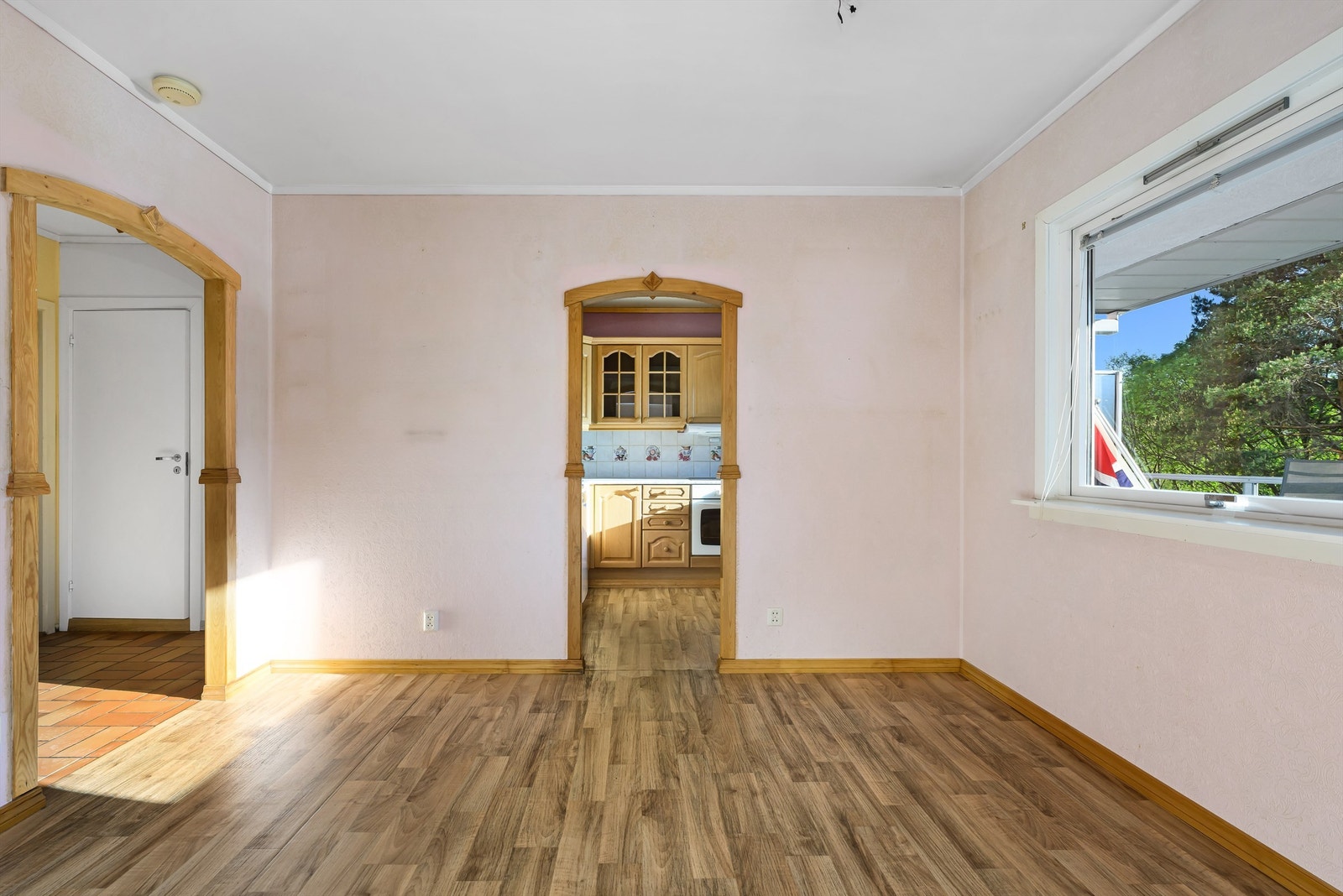 Stuen er naturlig inndelt i soner. Her er det en fin plass for spisebordgruppen. Galleribilde