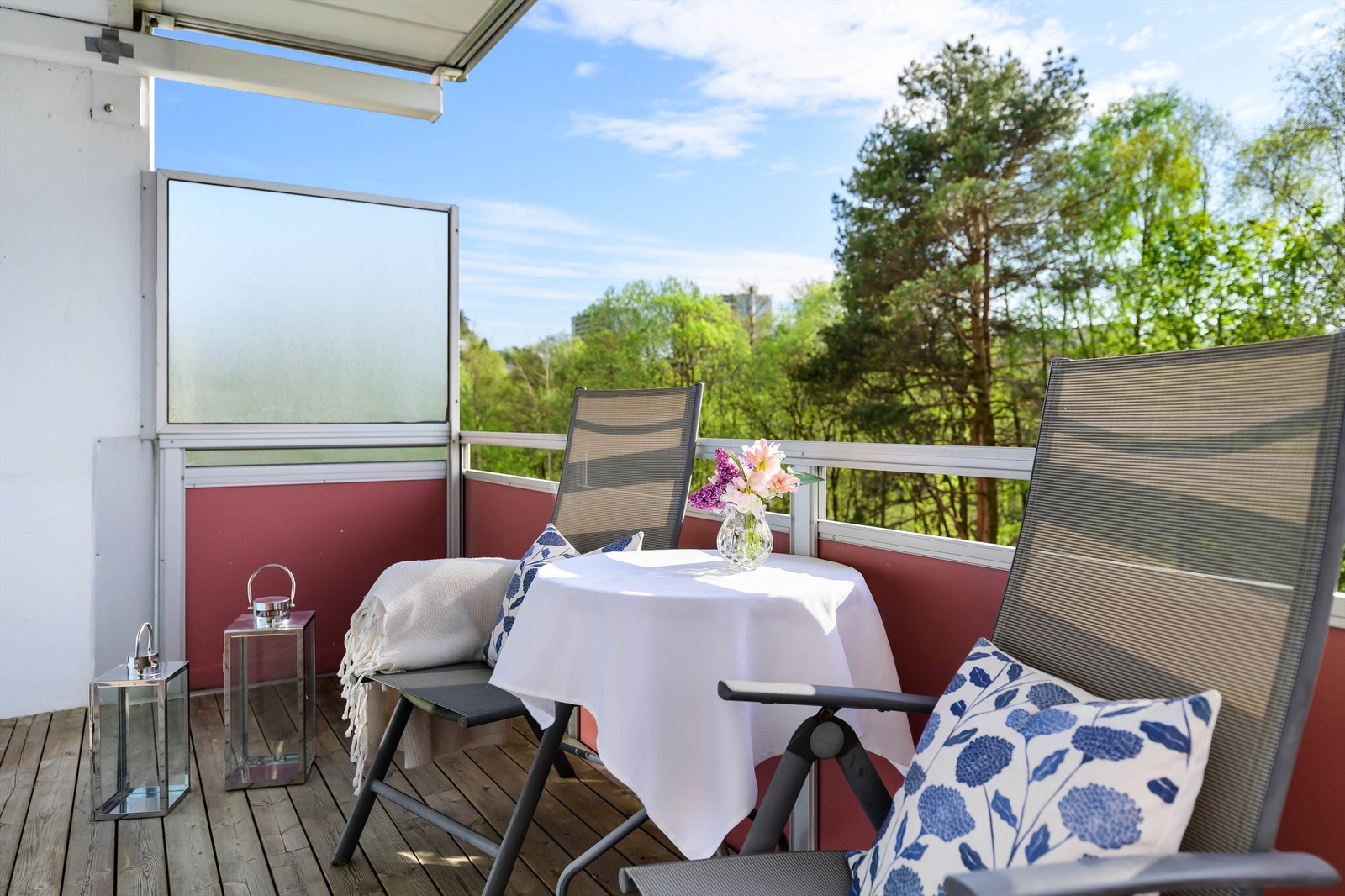 Altanen er romslig med fin plass til utemøbler og grill. Galleribilde