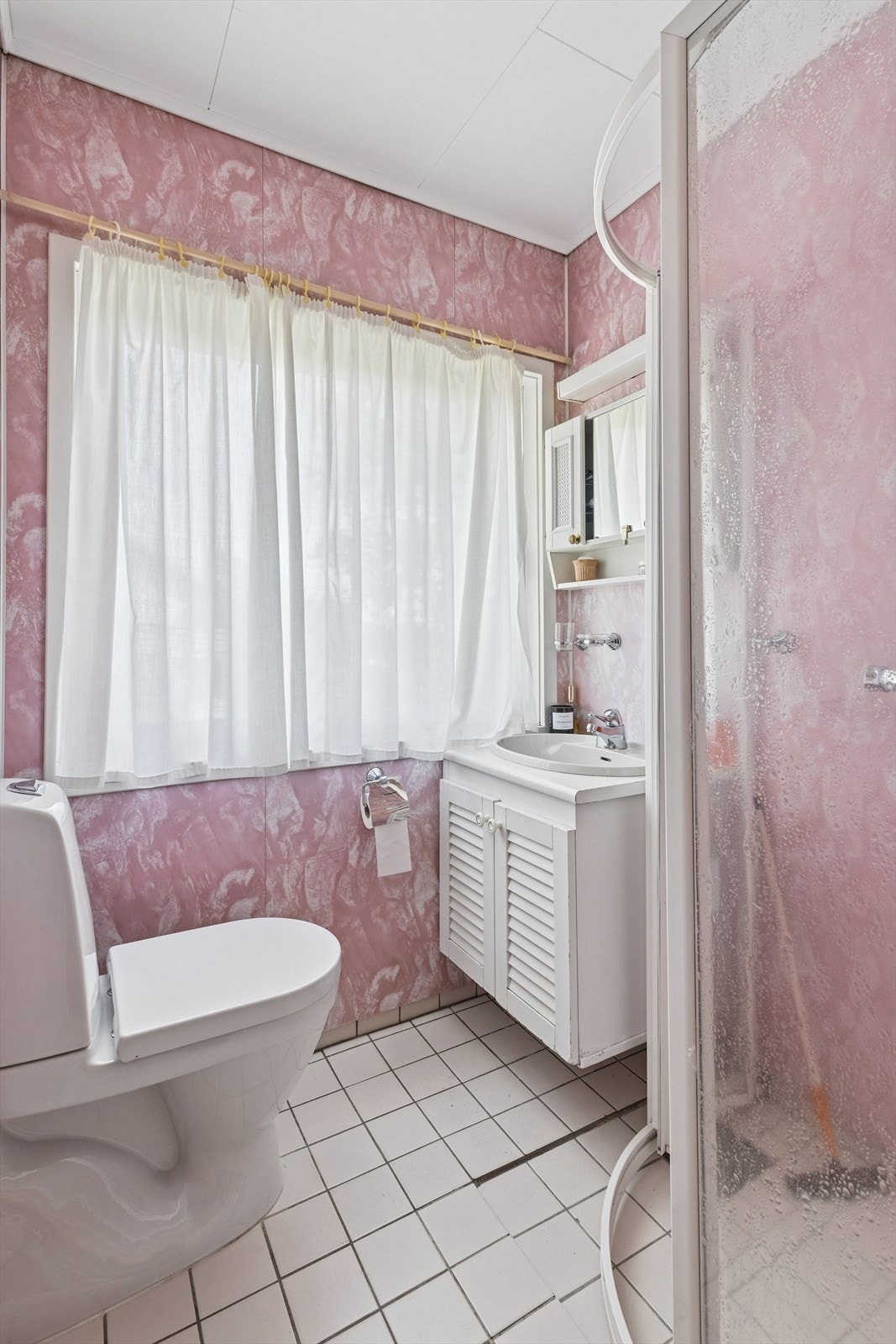 Et autentisk bad fra byggeåret, som har vært i bruk hele veien. Selv om det har behov for modernisering, har det en viss sjarm og karakter. Galleribilde