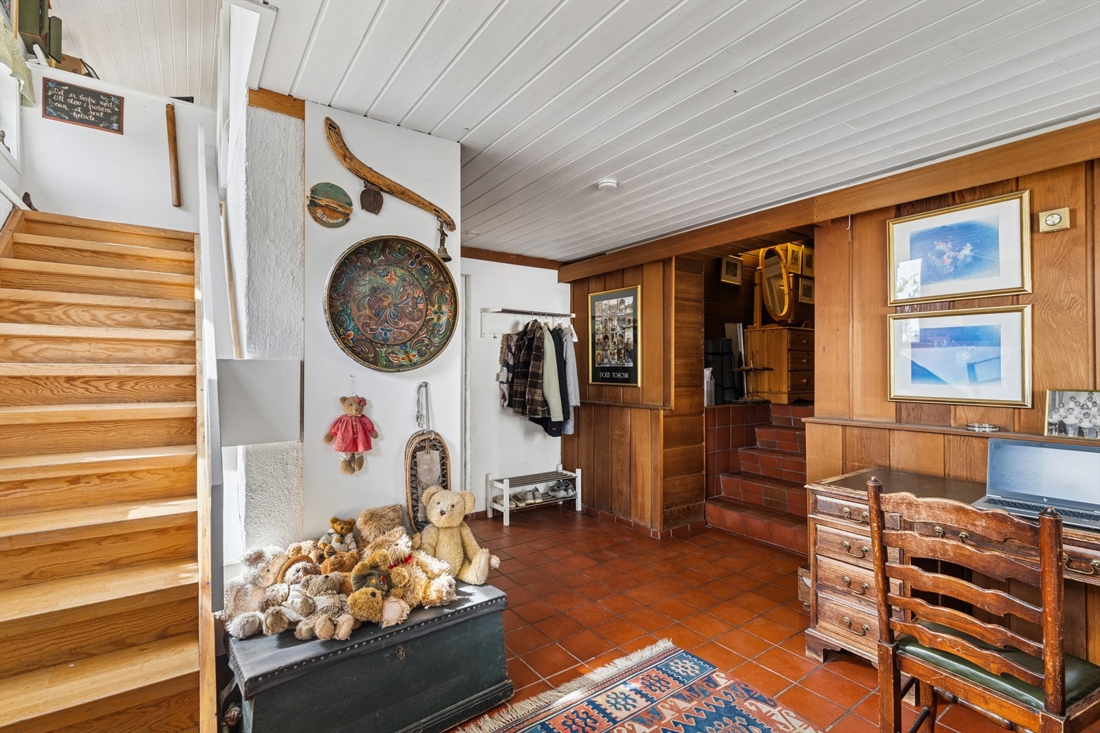 Trapp ned fra tv stue og delvis åpent opp. Dette gir en svært god romfølelse, og du får heller ikke den typiske kjellerfølelsen i dette rommet Galleribilde