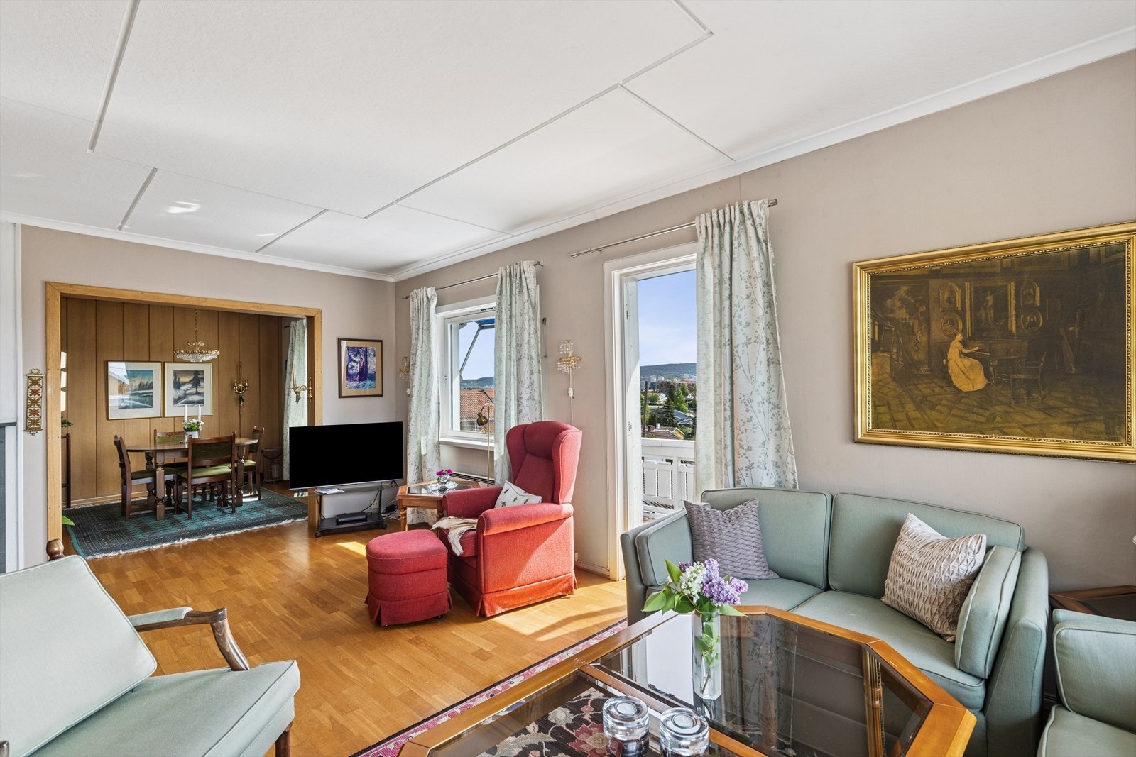 En elegant stue og spisestue i åpen løsning, som kombinerer komfort og stil. Den romslige sofagruppen inviterer til avslapning, mens spisebordet er perfekt for måltider og sosiale sammenkomster Galleribilde