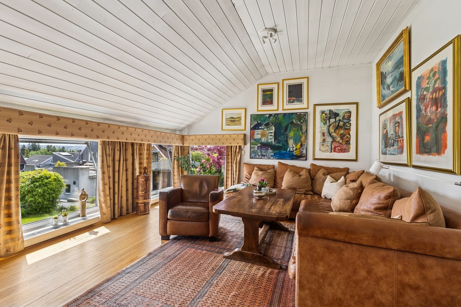 "Gulv til tak" høye vinduer slipper inn rikelig med naturlig lys, som skaper en innbydende og varm atmosfære. Galleribilde