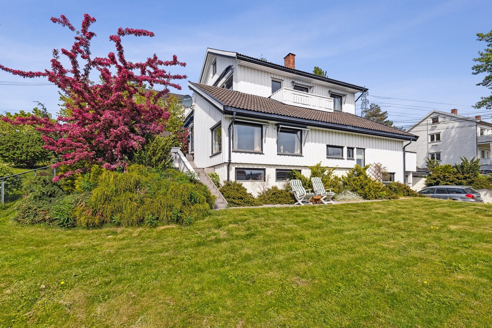 En vidstrakt, grønn gressplen som innbyr til lek og avslapning. Perfekt for piknik, hagefester eller bare en rolig stund i solen. Galleribilde