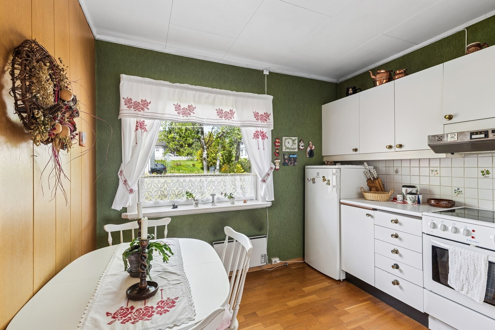 God plass til spisebord og en pent utsyn mot frodig areal Galleribilde