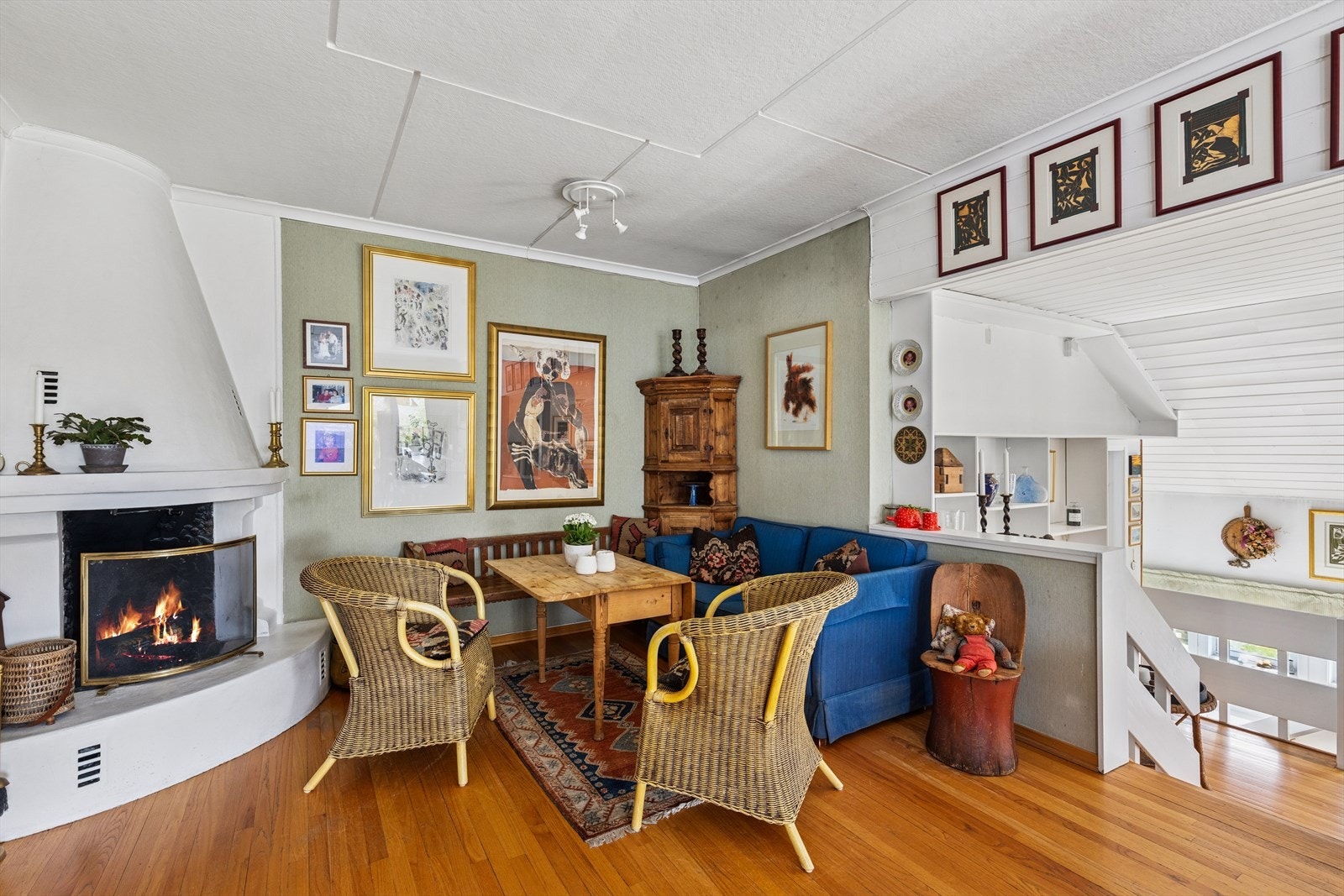 I tilknytning til spisestuen finner du en hyggelig sittegruppe med peis Galleribilde