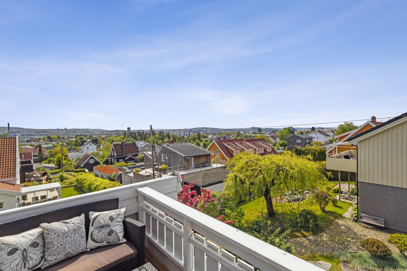 Huset er bygget i en skråning som gjør at du ligger betydelig høyere en de fleste nærliggende boliger Galleribilde