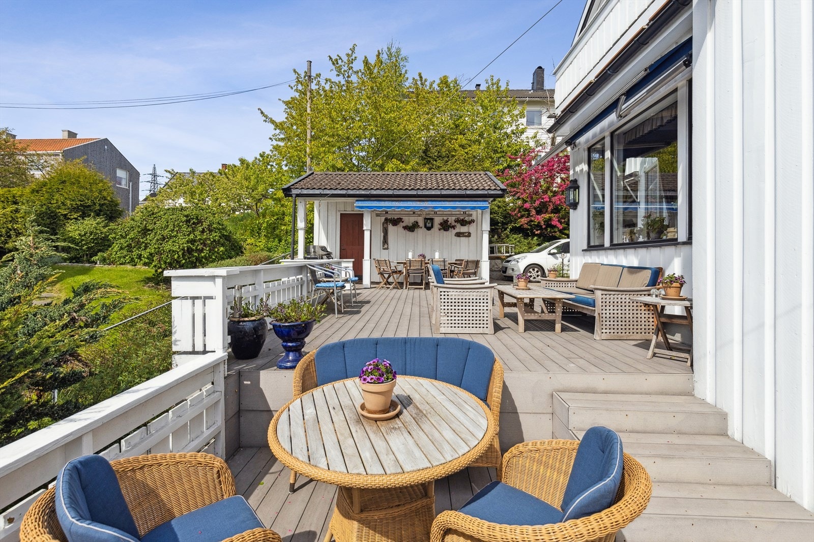 Terrassen er på hele 62 kvm, noe som gir rom for flere sittegrupper, spisebord og annet ønsket møblement Galleribilde