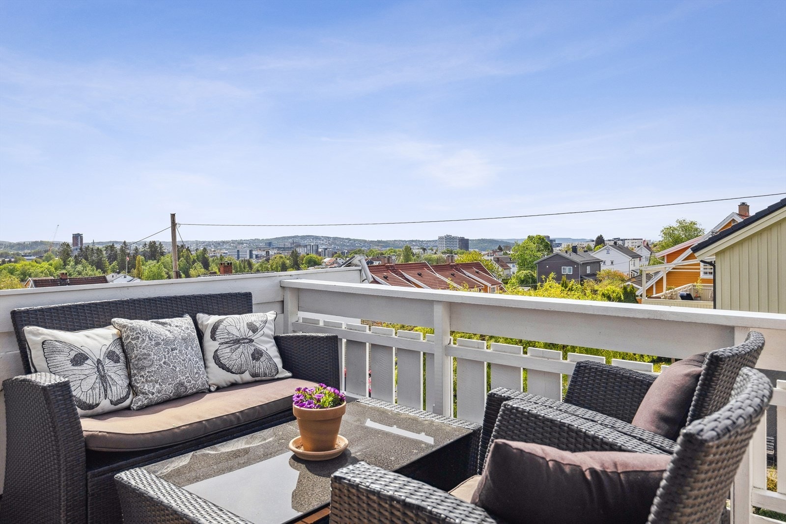 Romslig balkong med plass til sofagruppe og grill. Galleribilde