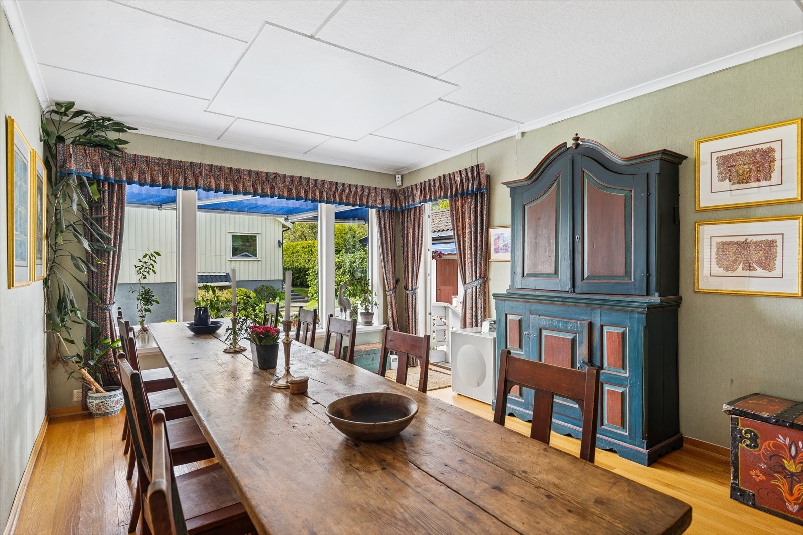 God plass til spisestue hvor du kan invitere til større selskap. Direkte adkomst til terrasse og hage Galleribilde