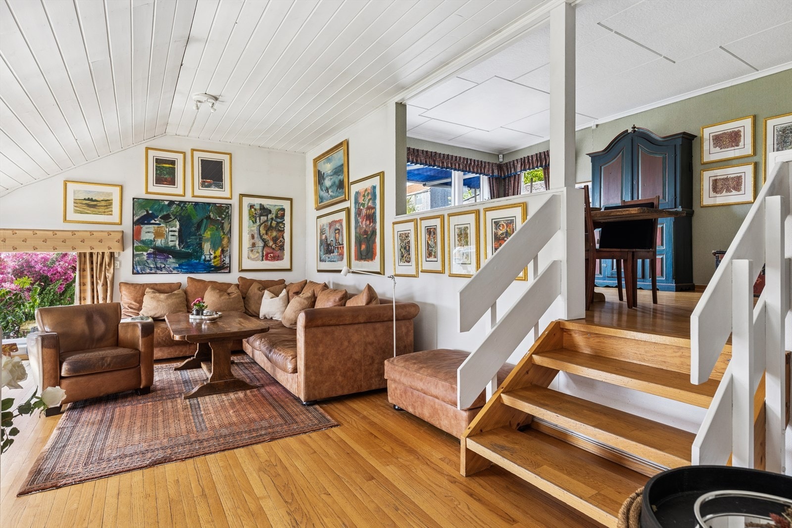 Koselig stue med en romslig sofagruppe, perfekt for avslapning og hyggelige sammenkomster. Galleribilde