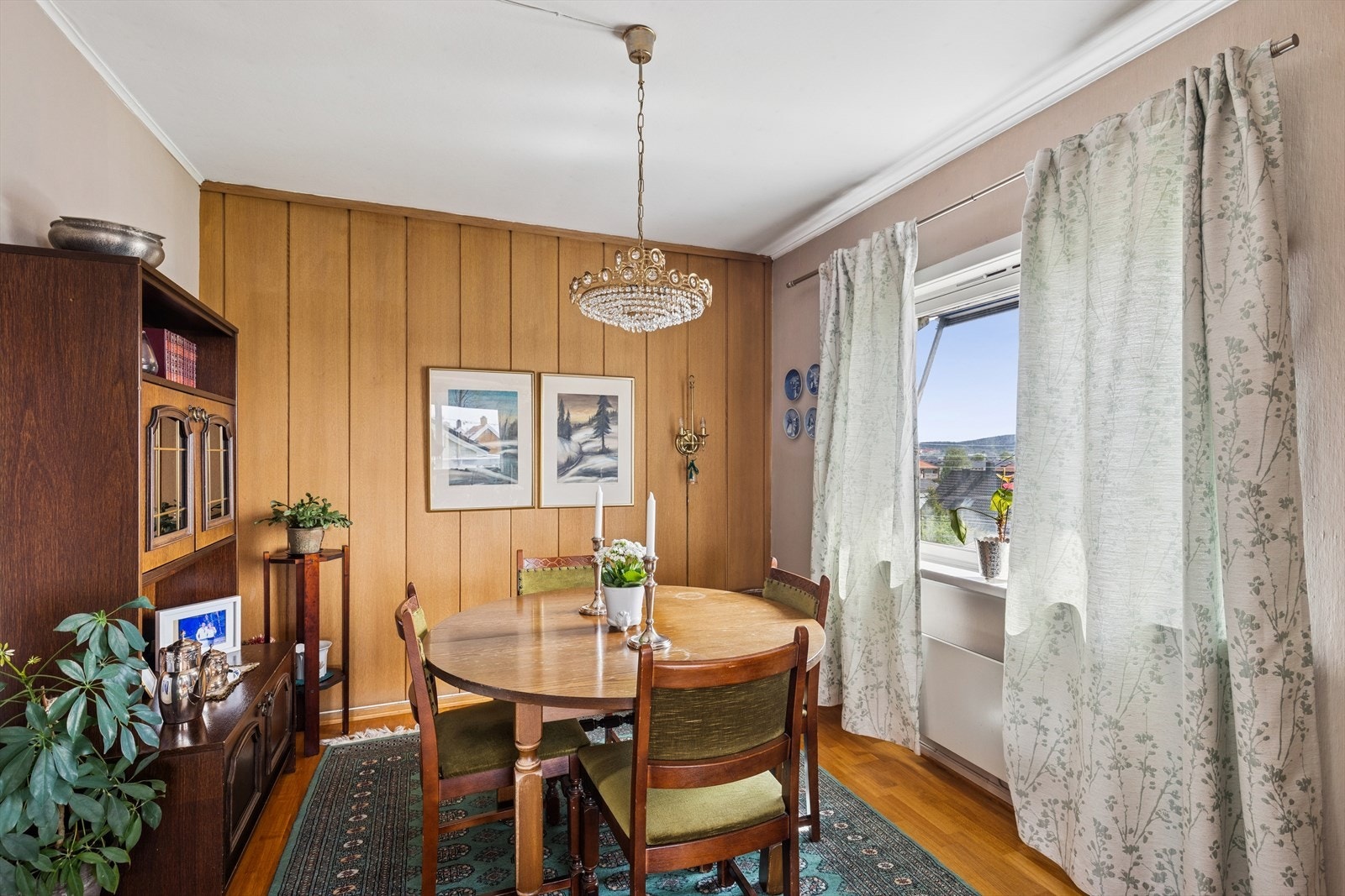 Spisestuen ligger i en delvis åpen løsning mot stuen i dag, men det kan tenkes at dette kan bli et soverom nr 2 for etasjen/leiligheten Galleribilde