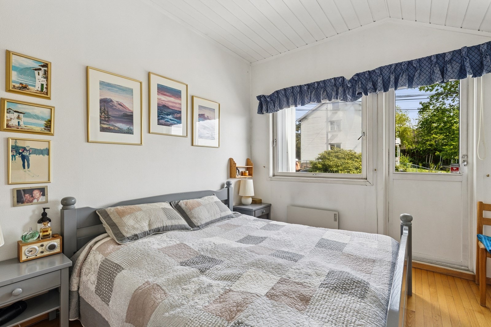 Soverom 1 har tilgang til en liten balkong med morgensol. Ellers god plass til dobbeltseng og garderobeskap Galleribilde