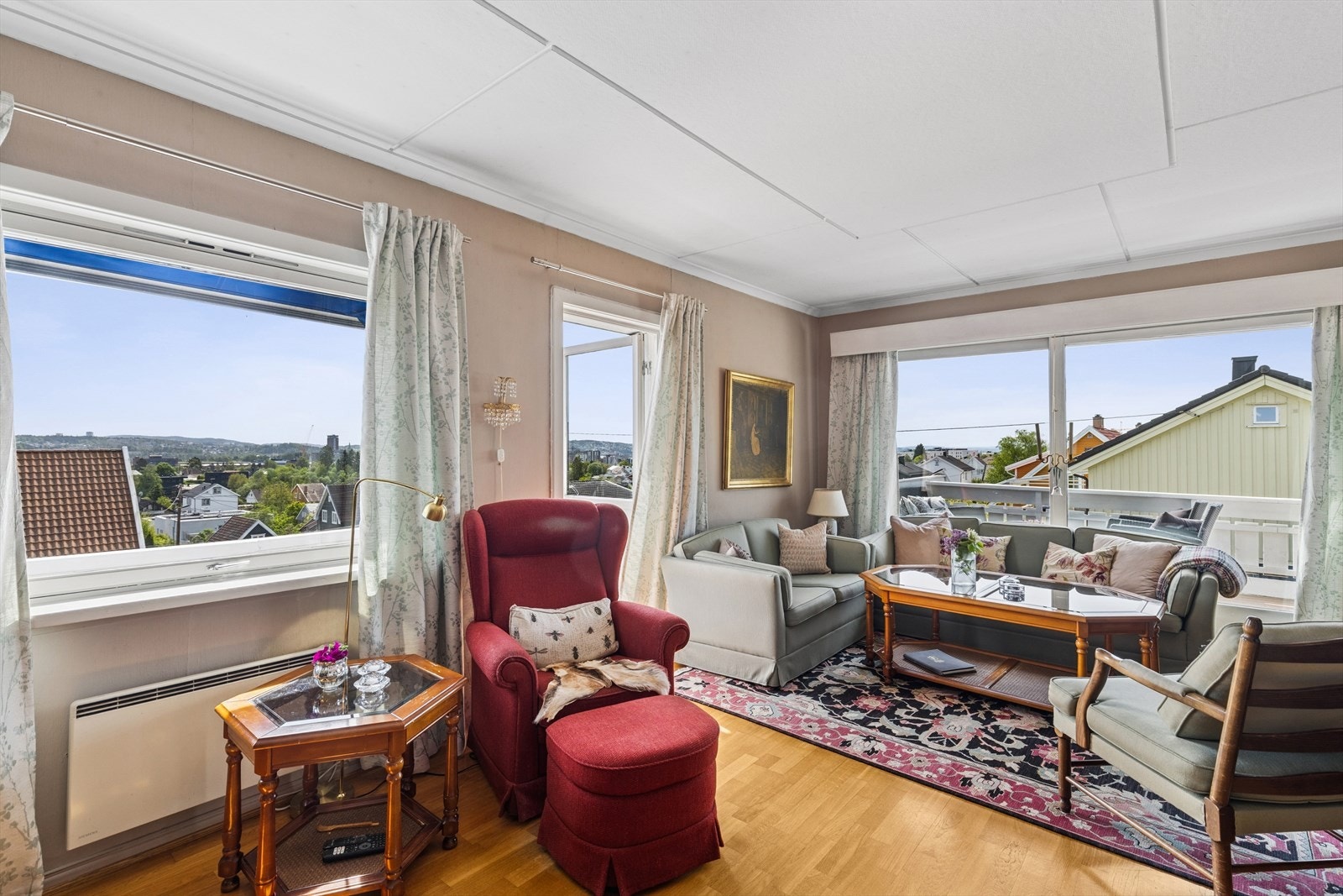 Store vindusfalter går igjen i hele huset og sikrer deg gode lysforhold Galleribilde