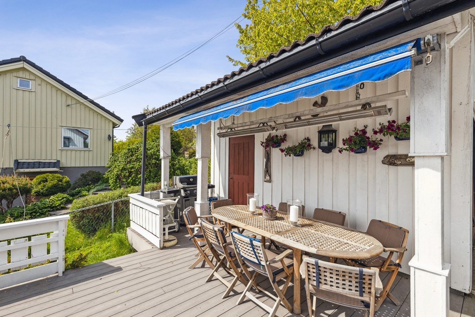 i tilknytning til enkeltgarasjen finner du spisebord med markise og varmelamper Galleribilde