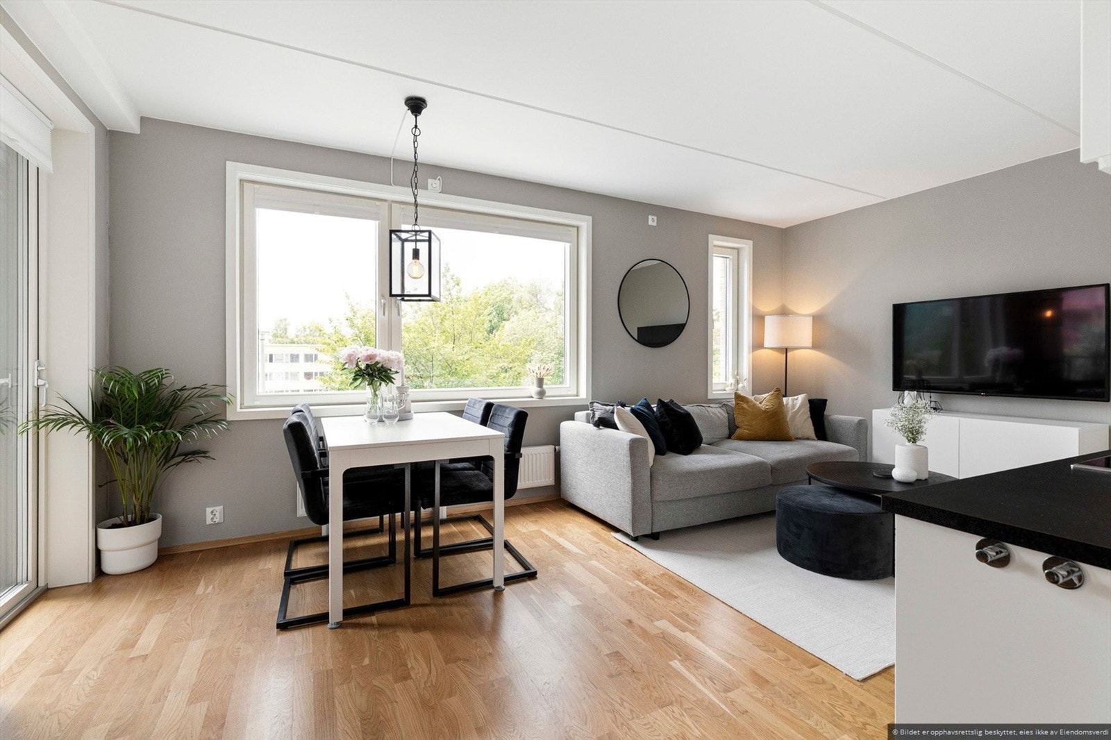 Romslig stue med store vinduer som slipper inn godt med naturlig lys. Galleribilde