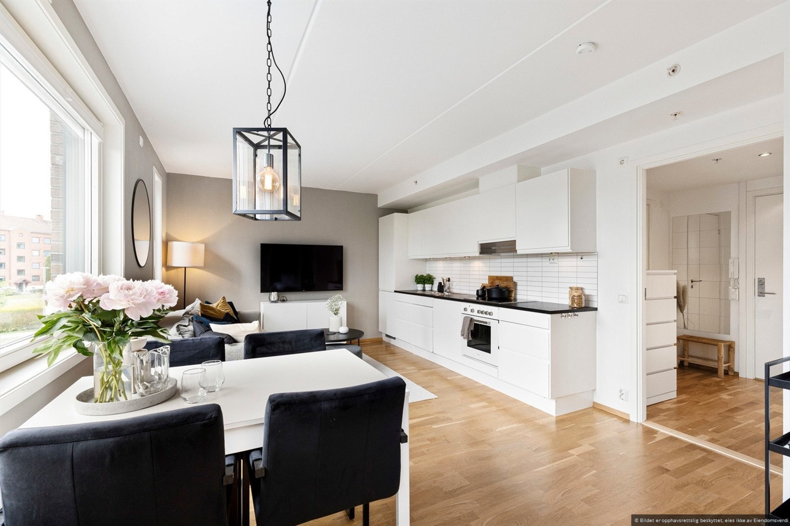 Stuen er innredet med både sofa- og spisegruppe. Noen møbler avviker fra bildene. Galleribilde