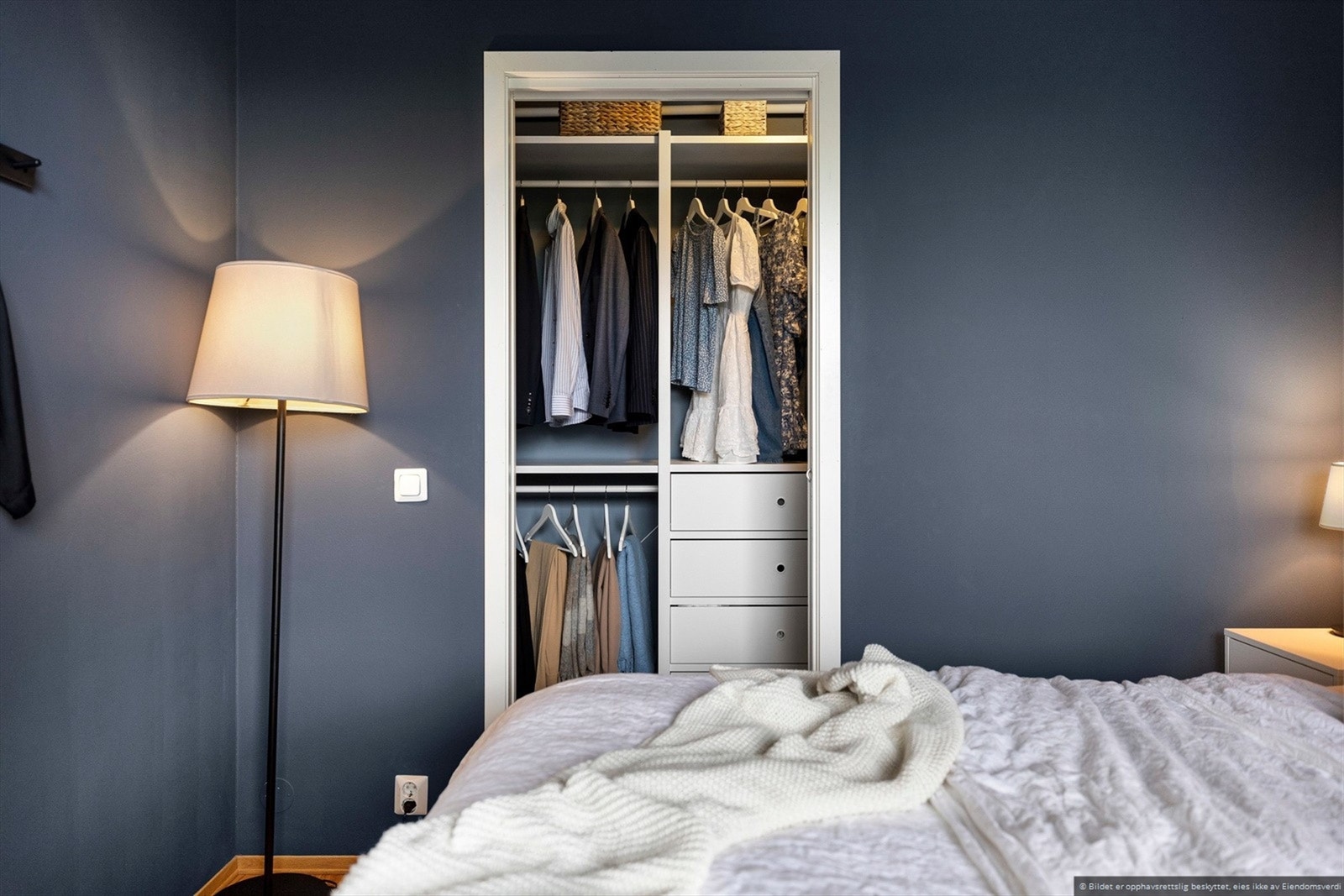 Rommet har og praktisk walk-in closet. Som også har en liten plass til kontorpult. Galleribilde