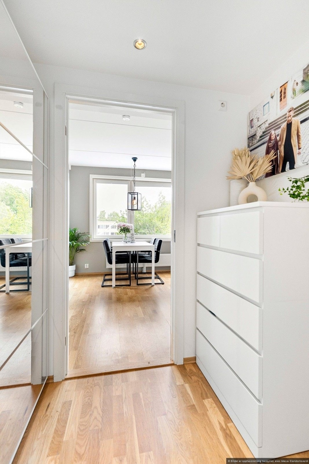 Entréen har og en kommode som sørger for godt med oppbevaringsplass. Galleribilde